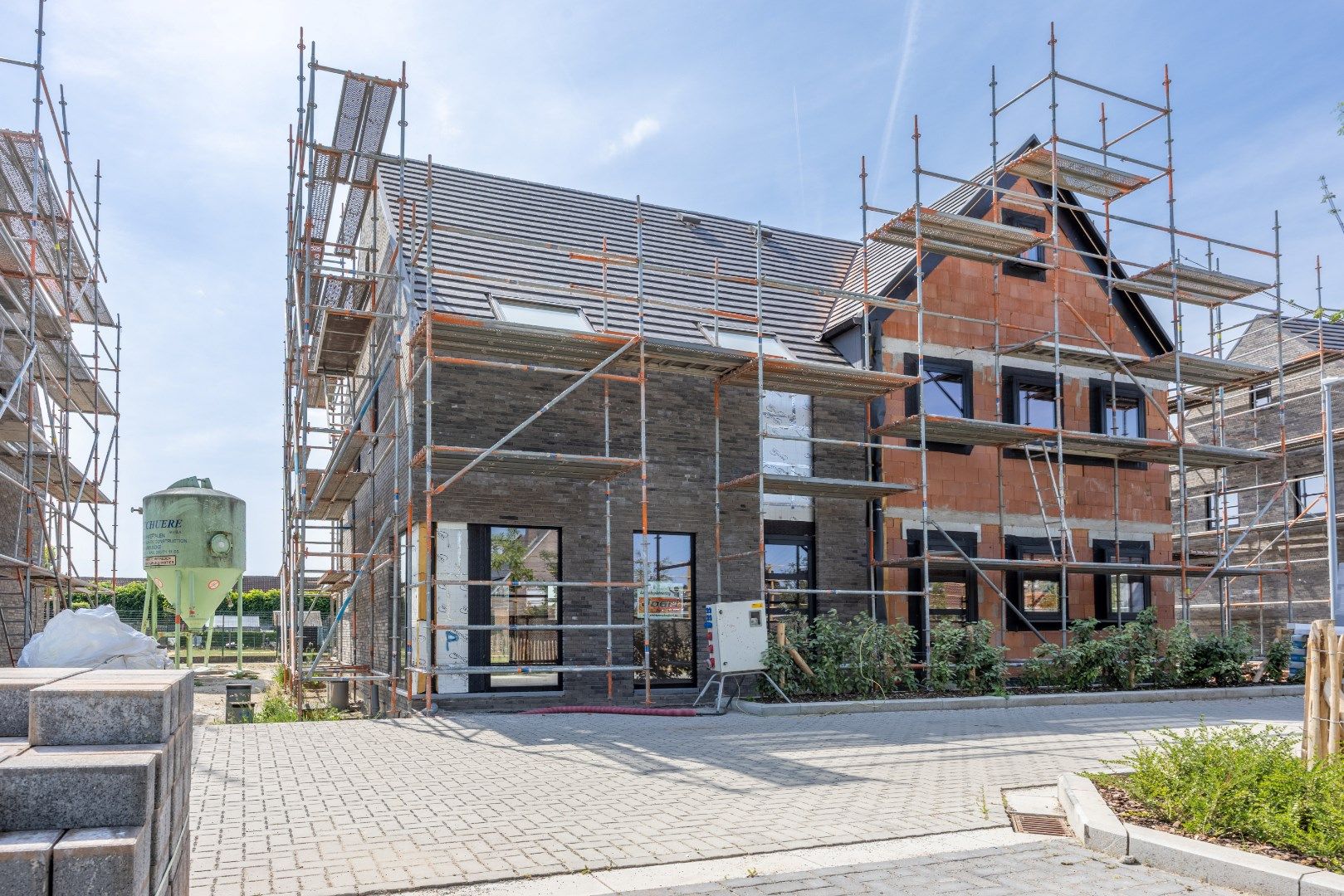 Energiezuinige nieuwbouwwoning met 3 slaapkamers en tuin in Sint-Baafs-Vijve. foto {{pictureIndex}}