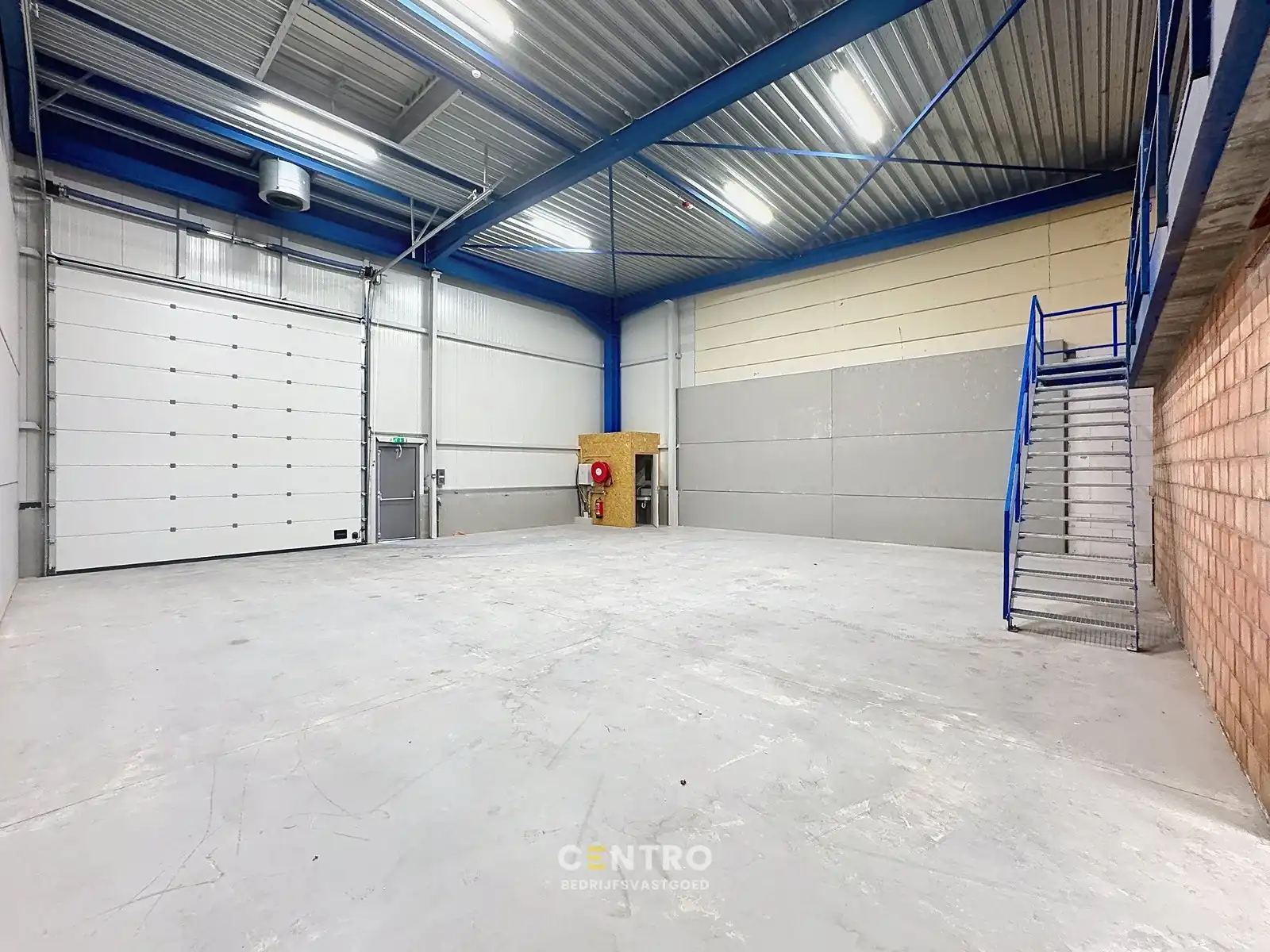 NB KMO-UNIT (238.65m²) met mezzanine (74.37m²) te koop met 2 private parkeerplaatsen voor de deur, elektrische sectionaalpoort en sanitair blok op industriezone "Herdersbrug" te 8000 Brugge foto 3