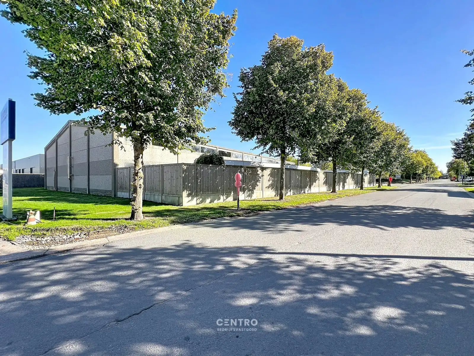 Magazijn met bureel (± 840m²) op INDUSTRIEZONE met gelijkvloerse LICHTRIJKE woonst  (o.a. 3 slpks, 2 garages,...)  op een prachtig HOEKperceel van 2.061 m² te Diksmuide! foto 2