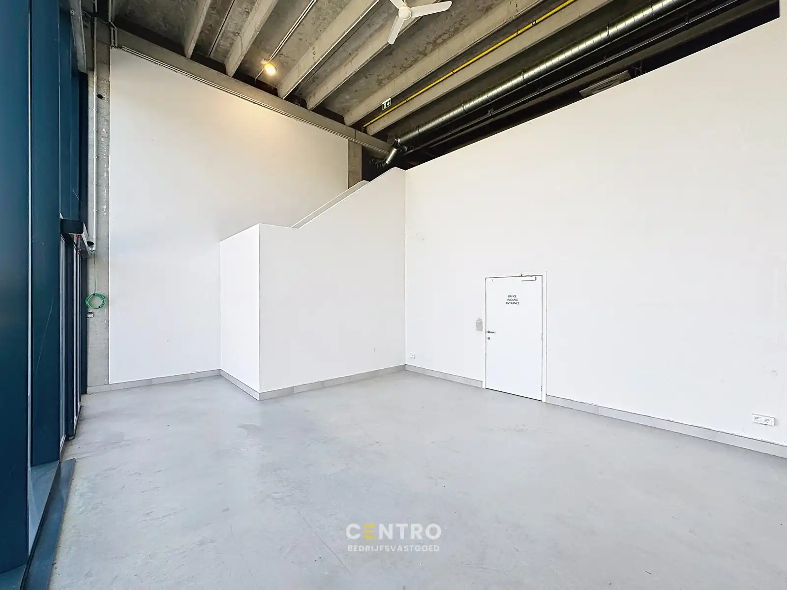 Goed geïsoleerd en verwarmd BEDRIJFSGEBOUW, bestaande uit MAGAZIJNEN (1.080m²) met KANTOREN en randaccomodatie (999m²) en 40-tal private parkeerplaatsen op het terrein. Vlak aan de afrit Zandvoorde (Oostende). foto 7