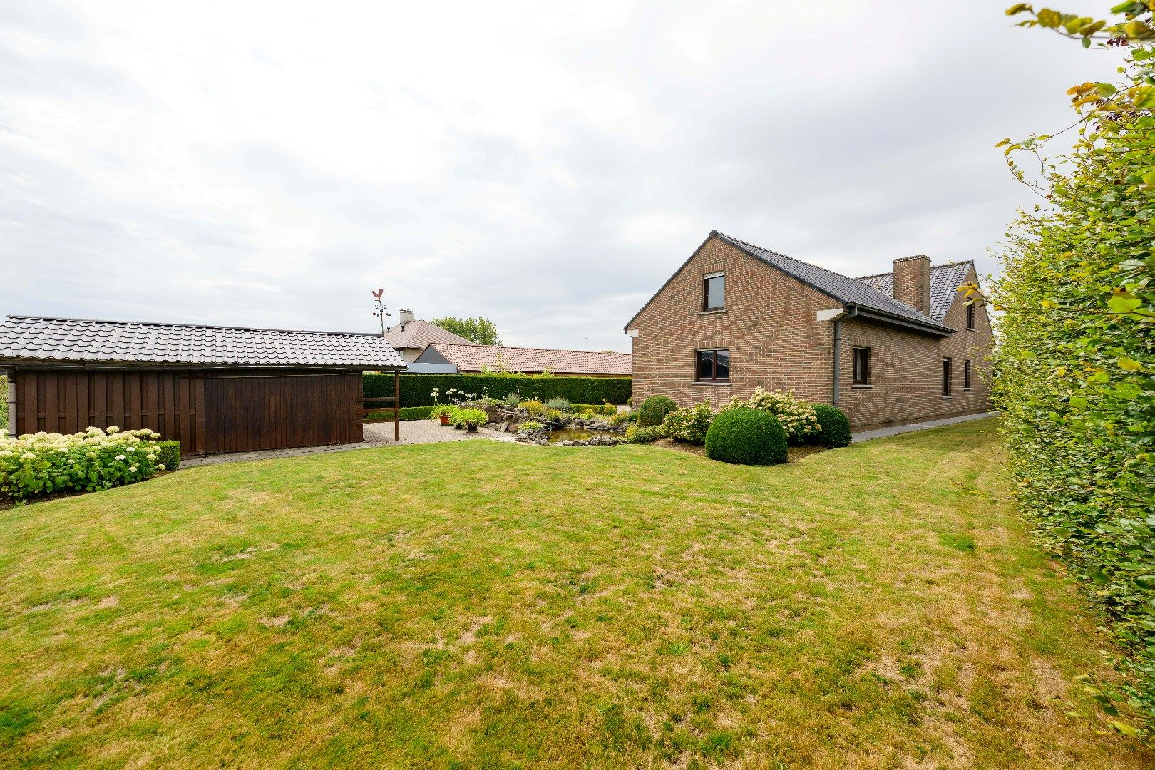 PERFECT GELEGEN ALLEENSTAANDE VILLA MET TUIN EN GARAGE OP 1.032 m² foto 2