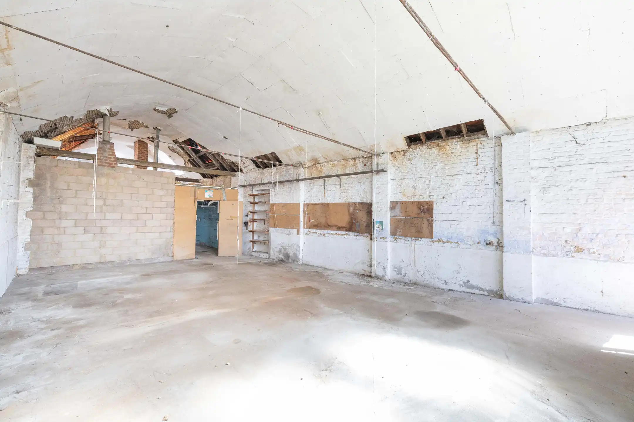Te renoveren woonhuis met winkel foto 2
