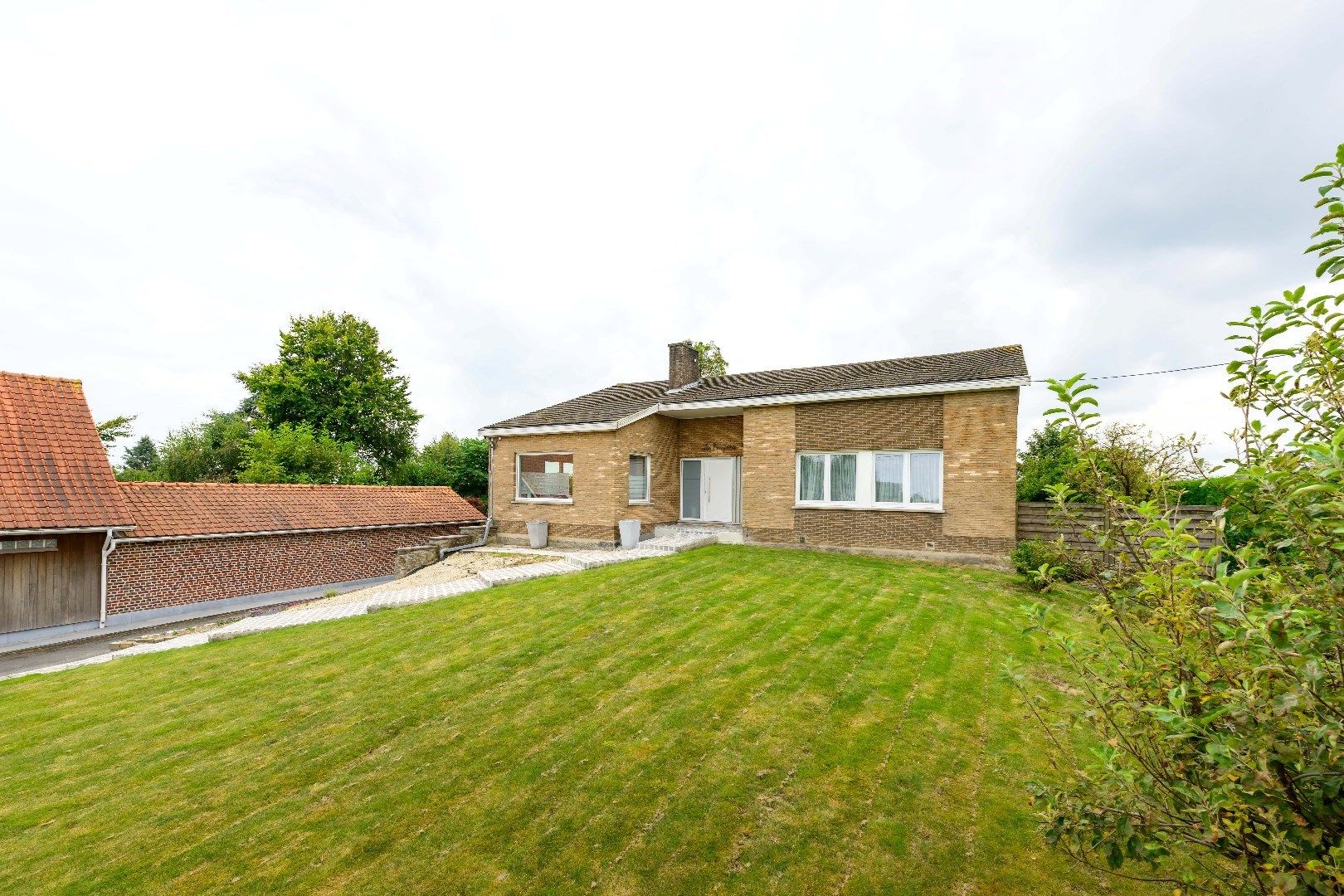 Hoofdfoto van de publicatie: ALLEENSTAANDE WONING OP 1.037 m² MET MAAR LIEFST 375 m² BRUIKBAAR VLOEROPP!!!