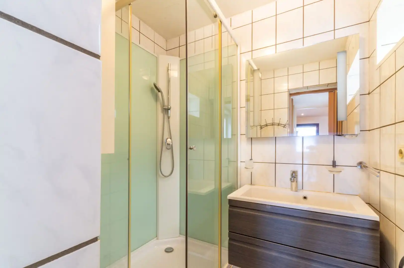 Een welgelegen, te moderniseren starterswoning met oa. 3 kamers foto 5