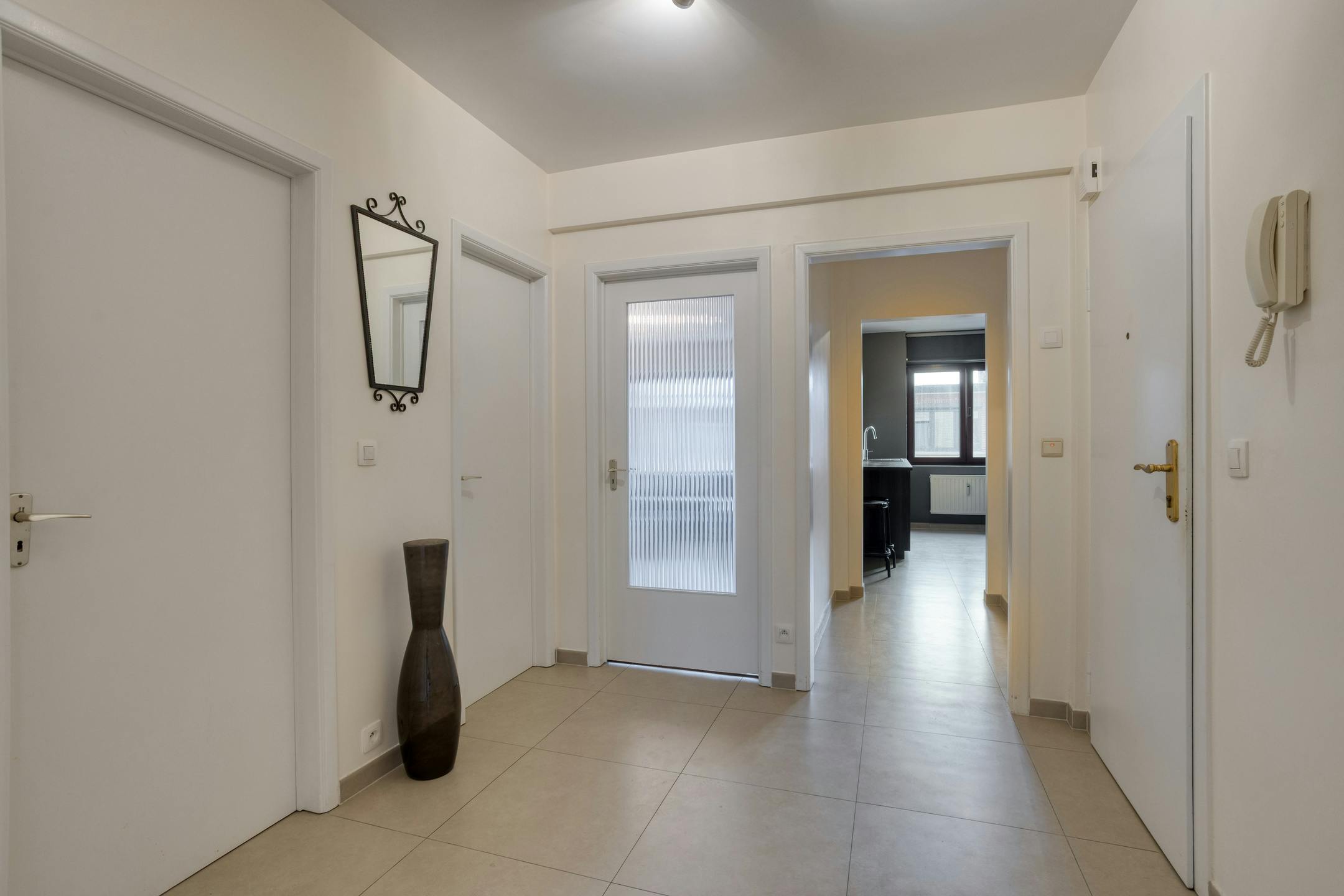 Totaal gerenoveerd appartement met 2 slaapkamers, terras en privé garagebox te centrum Strombeek foto 4