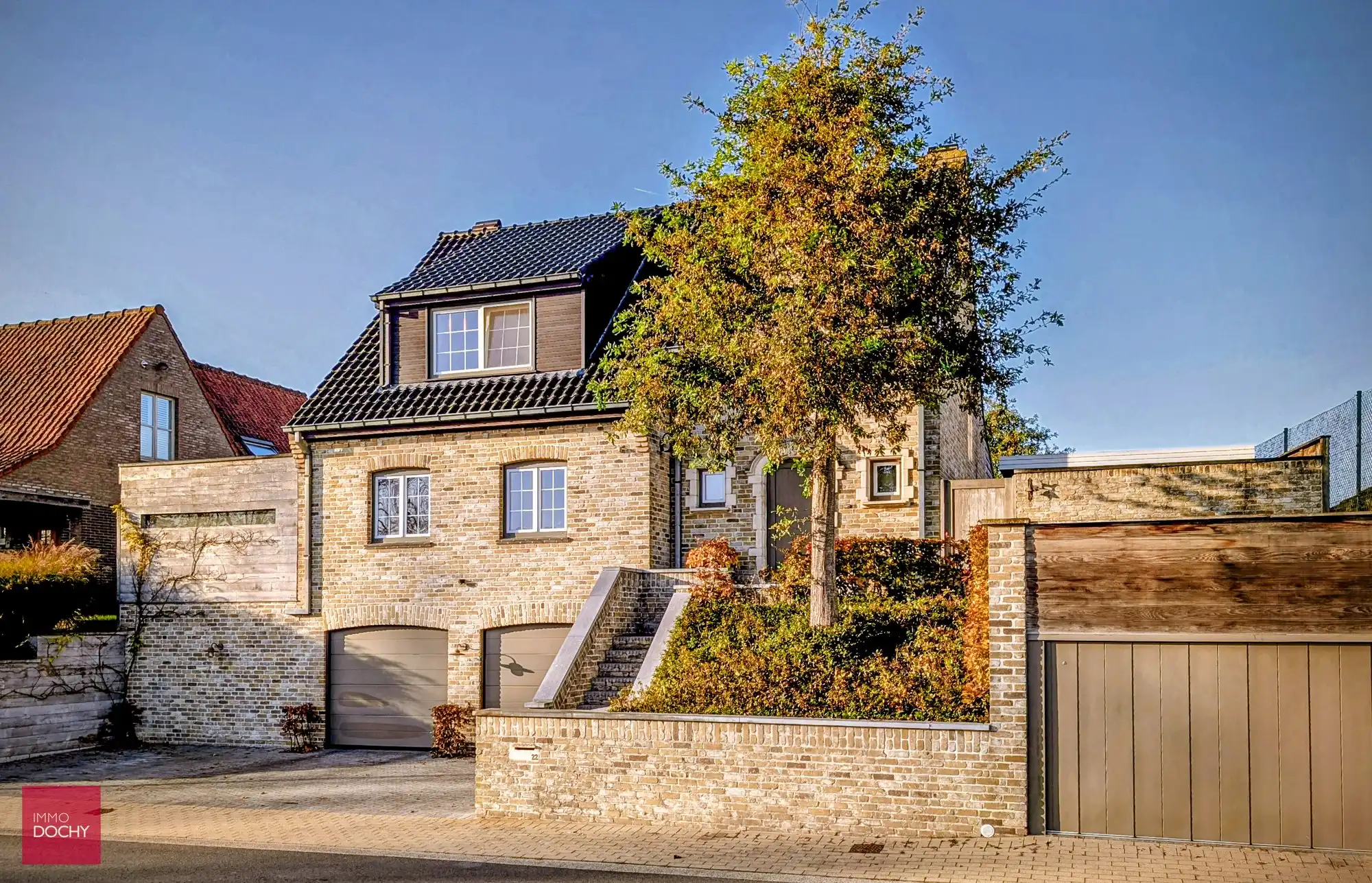 Instapklare sterk gebouwde villa met zicht op oude Leiearm | Heuvelhoekstraat foto {{pictureIndex}}