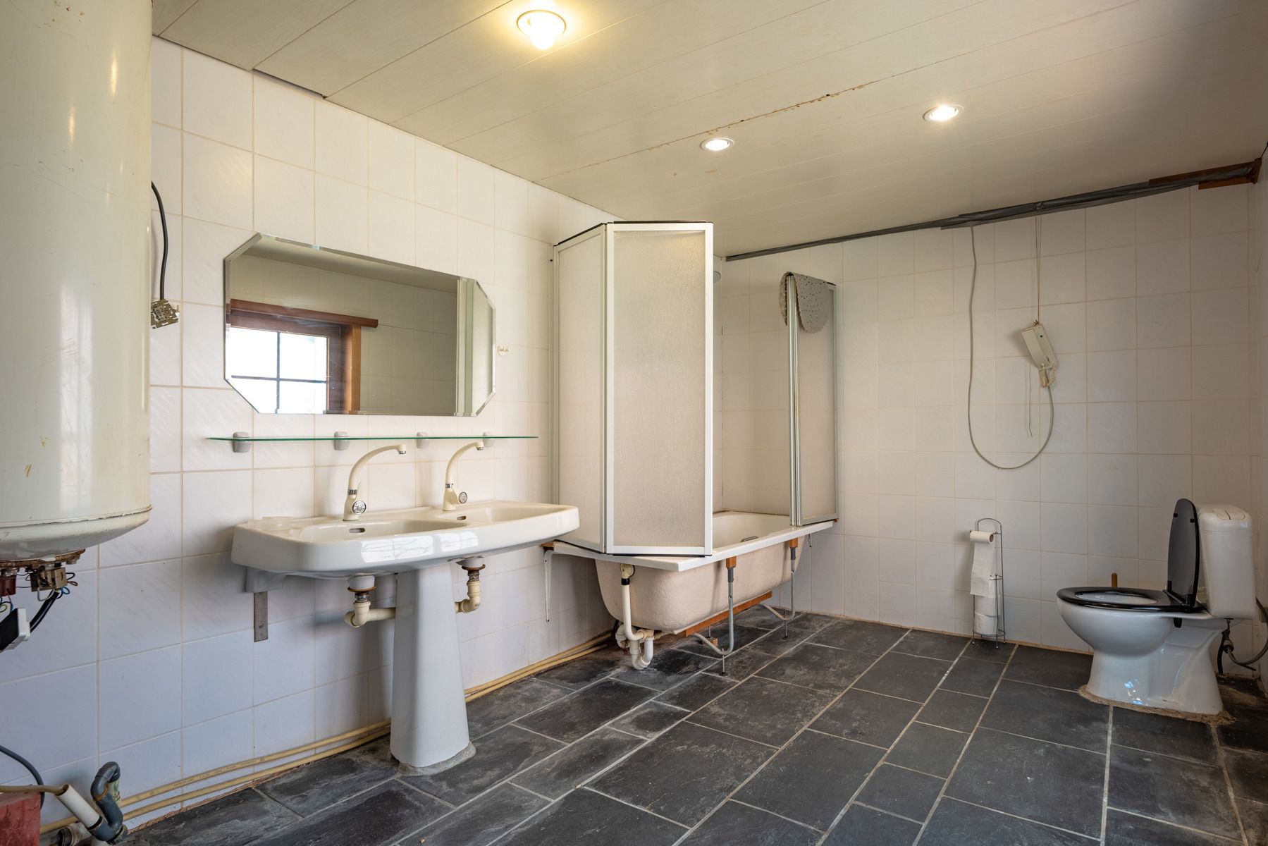 Te renoveren woning met handige zij-ingang en grote tuin foto 5
