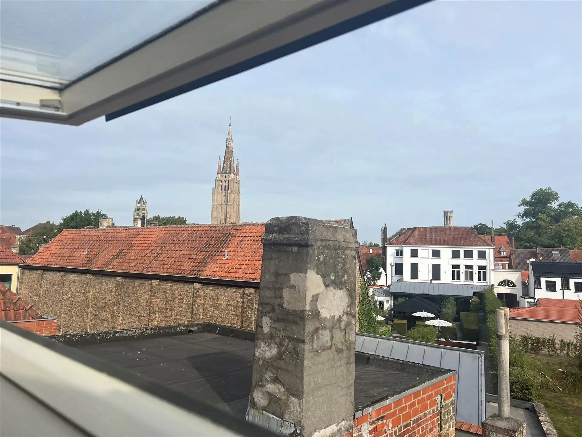 Deze knusse volledig gerenoveerde stadswoning situeert binnen het ei van Brugge. foto 9
