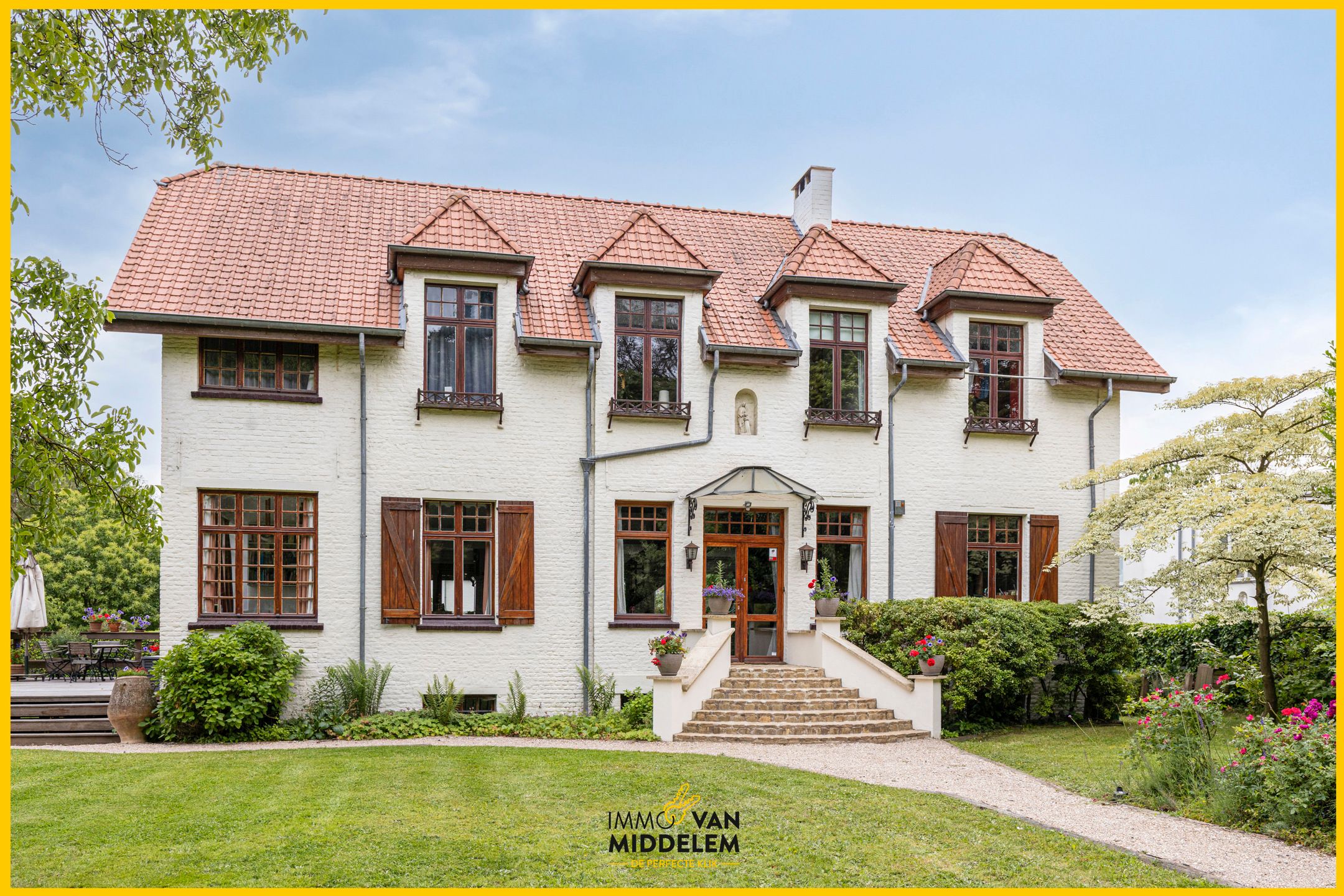 KARAKTERVOLLE VILLA MET ZWEMBAD EN TENNISVELD foto {{pictureIndex}}