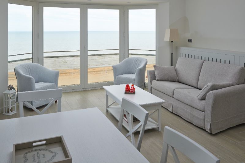 STIJLVOL EN HOOGWAARDIG AFGEWERKT APPARTEMENT CENTRAAL OP DE ZEEDIJK foto {{pictureIndex}}