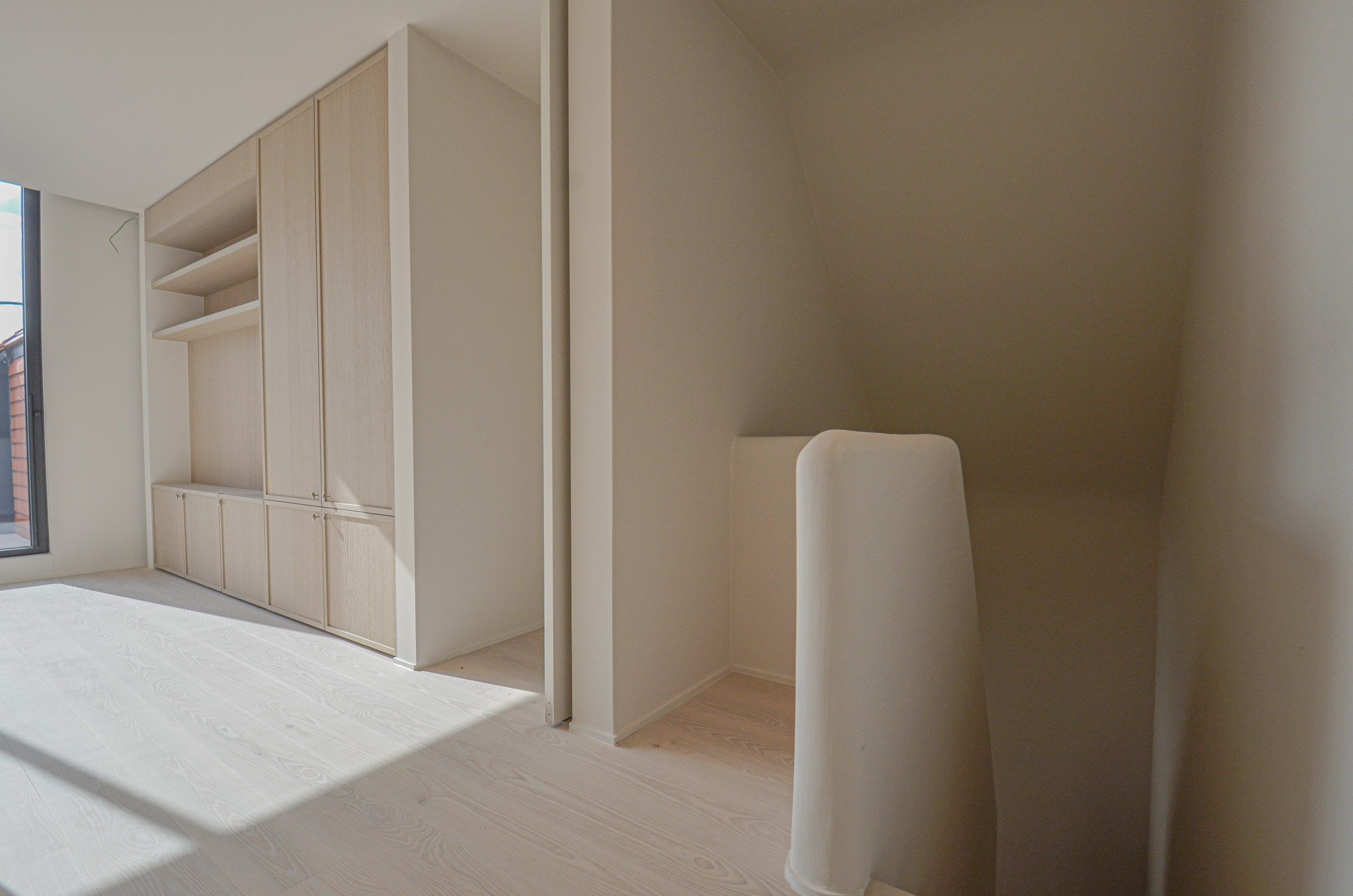 Exclusieve  nieuwbouwwoning afgewerkt met buitengewone materialen en design. foto 18