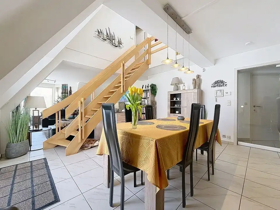 Uw eigen plek aan zee: stijlvol duplex-appartement met 3 slpks in het hart van Koksijde foto {{pictureIndex}}
