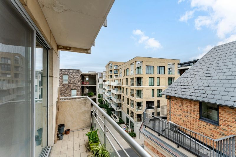 Roeselare-stadskern. Verzorgd twee-slaapkamerappartement met 3 terrassen, zuidelijk gelegen, 89m2 woonplezier. Aparte ondergrondse autostaanplaats mogelijk. foto 8