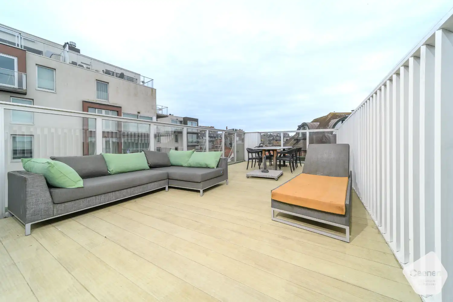 Ruim en lichtrijk appartement te koop in hartje De Panne foto 2