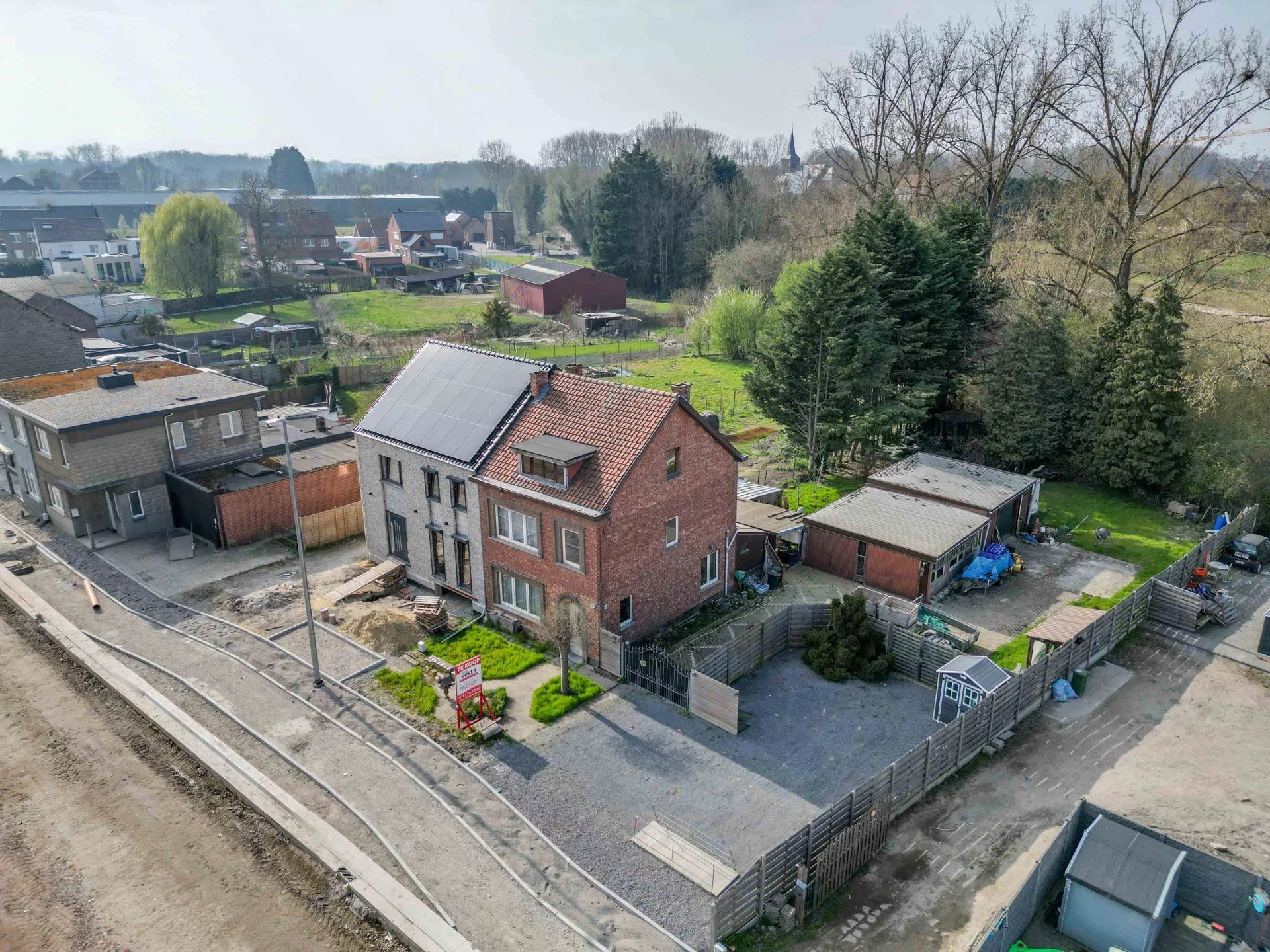 Ruime, op te knappen woning aan de stadsrand foto 3