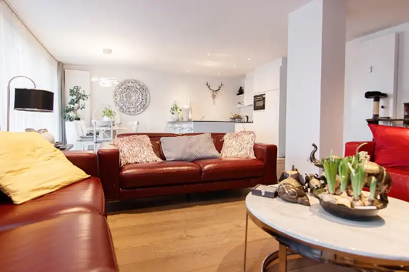 Totaal gerenoveerd gelijkvloers 3 slpk-appartement met gezellig terras op een toplocatie. Garagebox optioneel! foto 4
