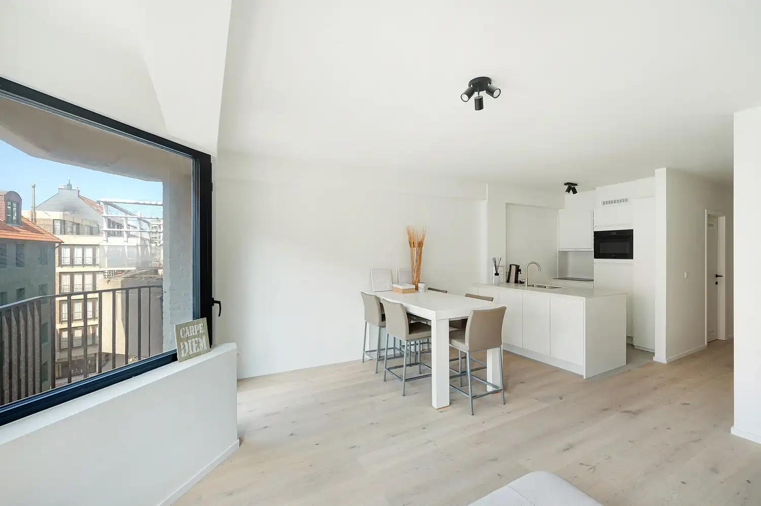 Vernieuwd en energiezuinig appartement vlakbij de Zeedijk foto 2