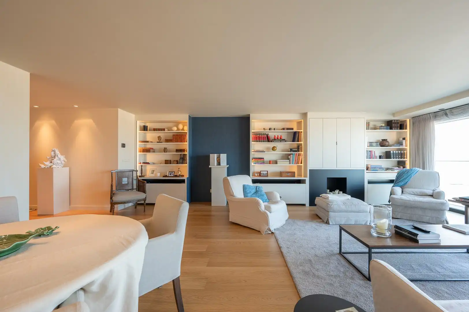 Prachtig appartement met frontaal zeezicht gelegen in hartje het Zoute met 6 meter gevelbreedte. foto 7