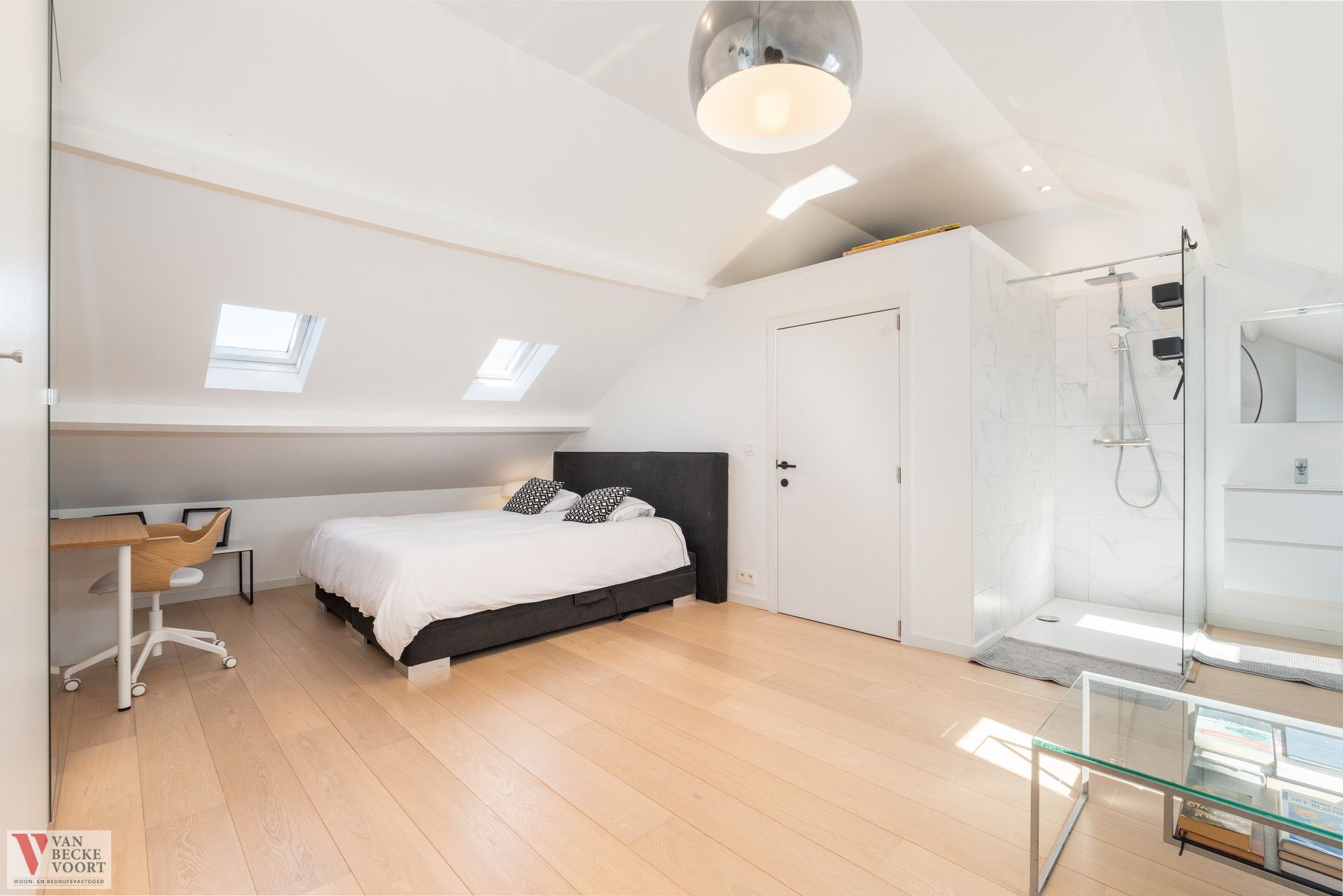 Authentieke charme en moderne luxe in hartje Mariakerke foto 12
