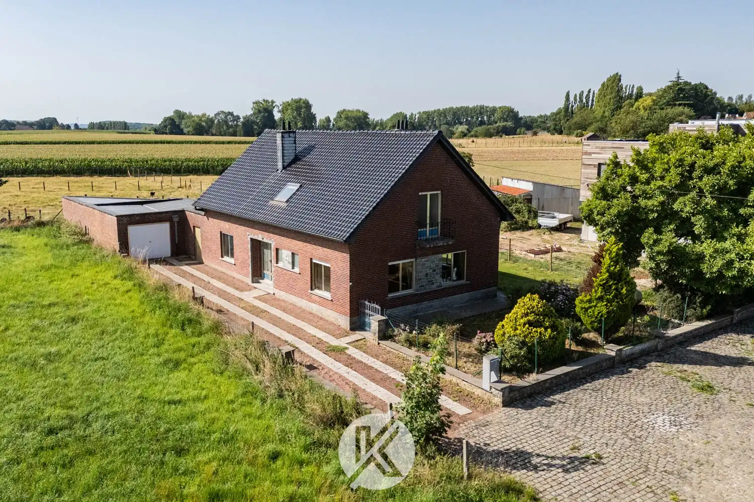 Robuuste woning met omliggende weides foto 15