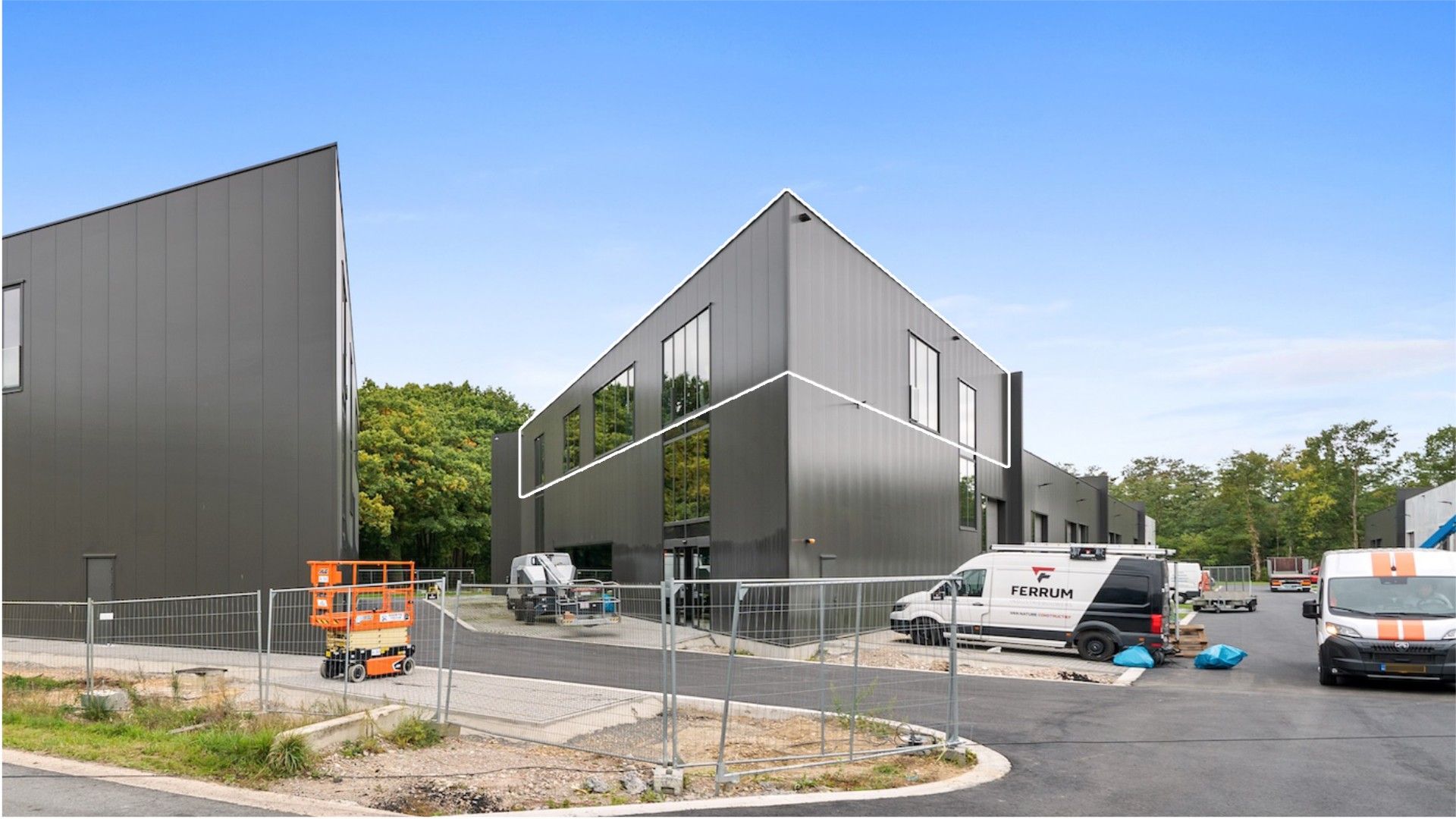 Moderne kantoorruimte van 359m2 op een ideale locatie tussen As en Genk foto {{pictureIndex}}