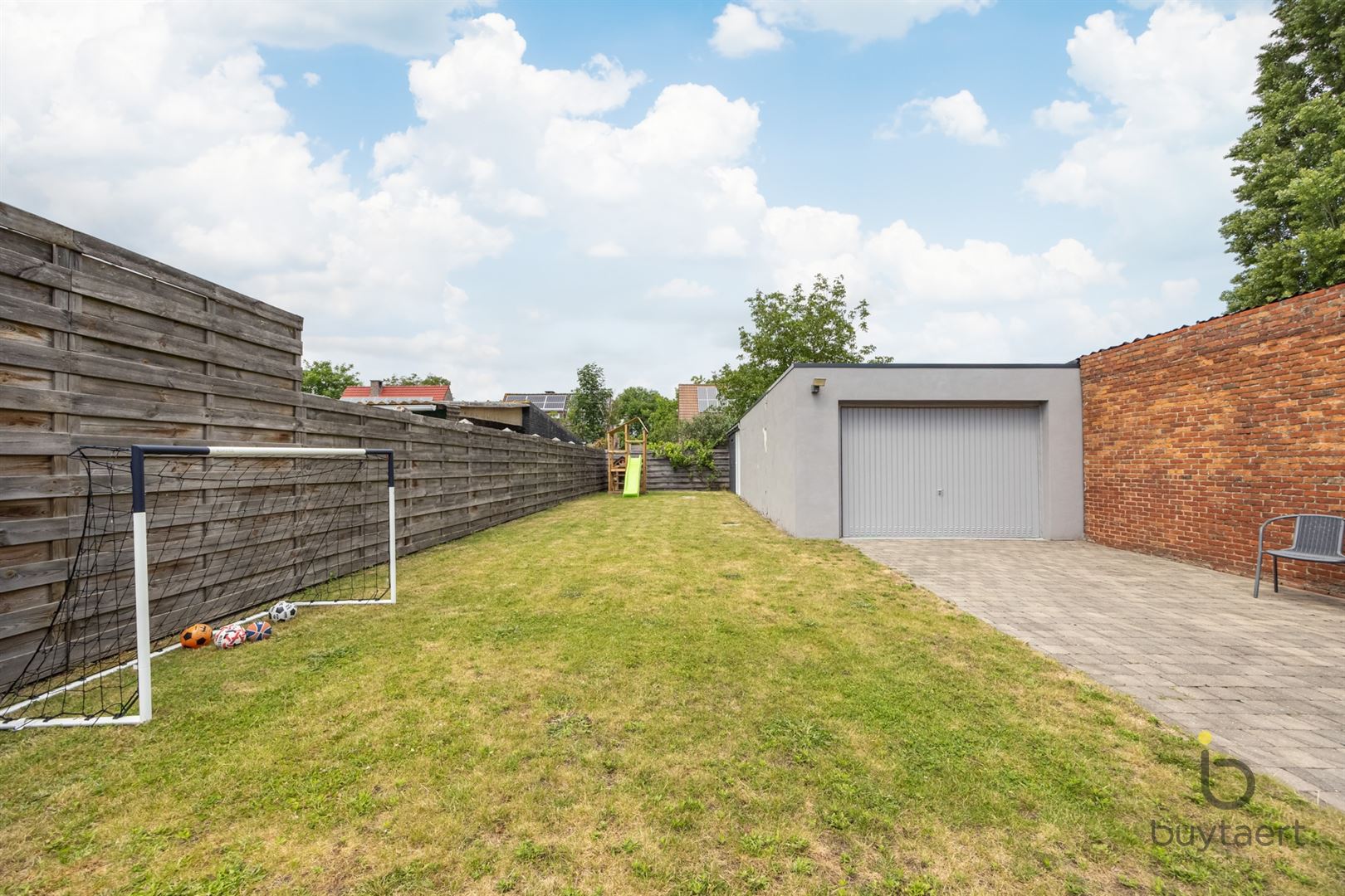ZEER RUSTIG GELEGEN INSTAPKLARE GEZINSWONING MET MOOIE GROENE TUIN! foto 17