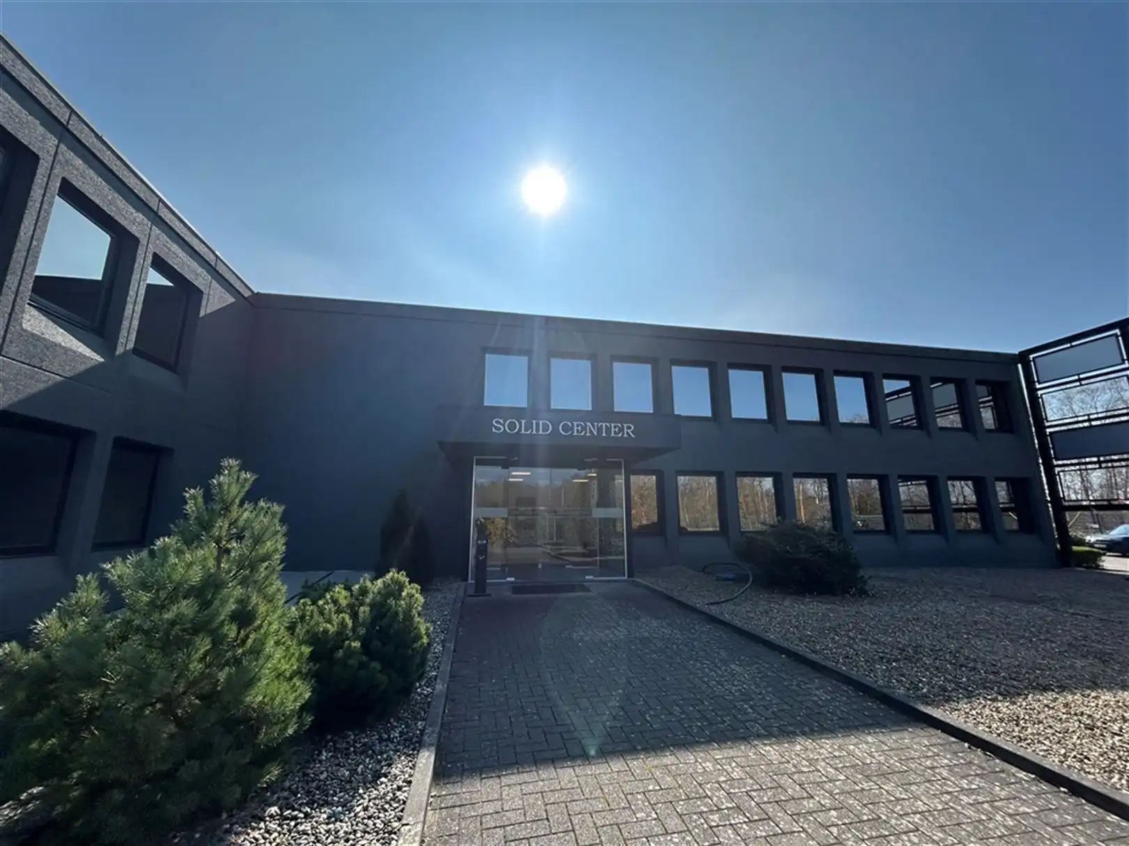 Multifunctioneel kantoorgebouw met veel parking te Houthalen foto 2