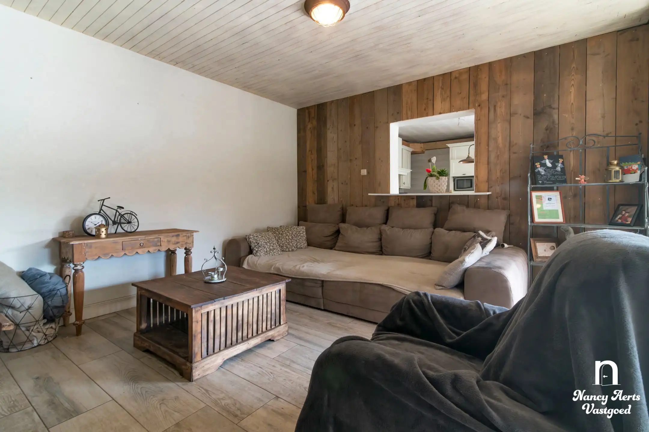 Ruime halfopen woning met tuin en veel potentieel foto 9