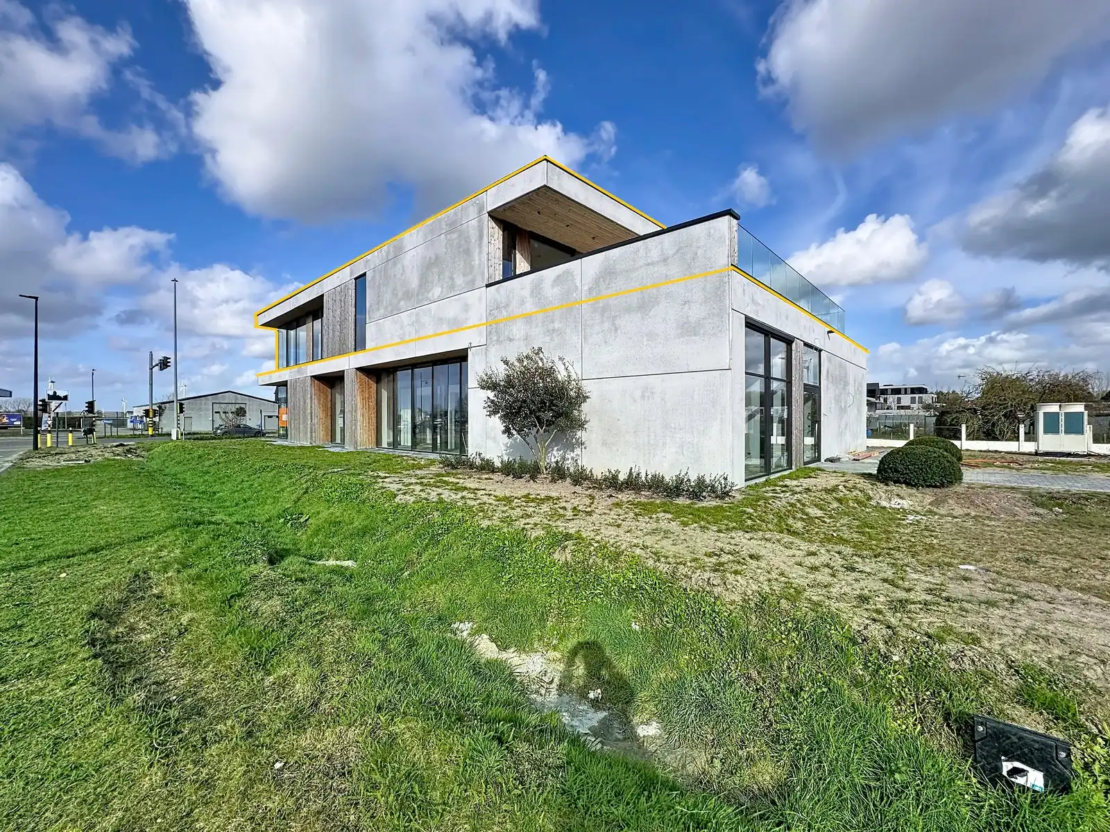 Op hoek-en zichtlocatie te Maldegem: Casco-KANTOORRUIMTE (285m²) met zonne-TERRAS (50m²) TE HUUR op eerste verdieping (lift aanwezig)! foto 17