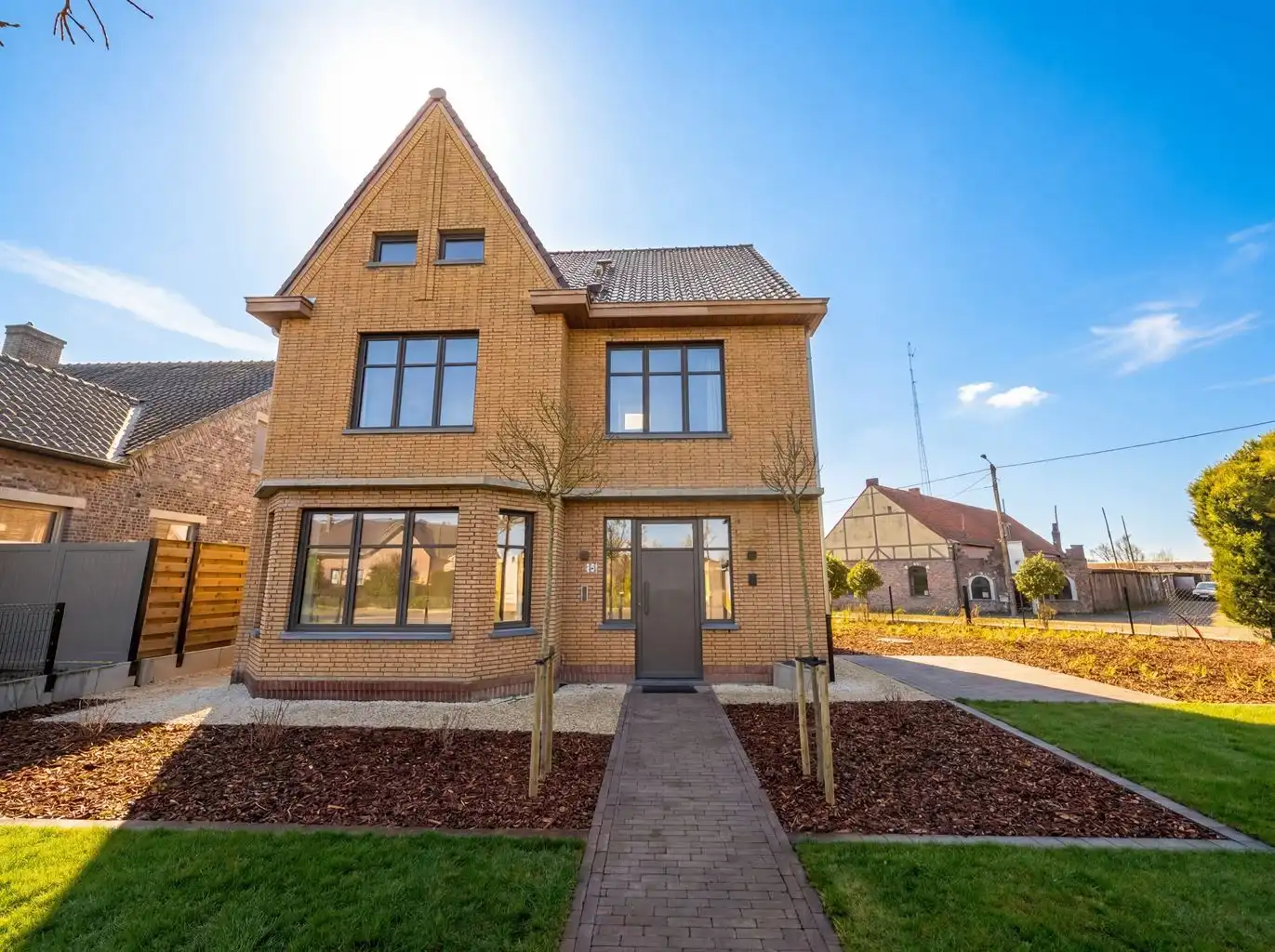 Prachtige, volledig gerenoveerde woning met 3 slaapkamers, vrijstaande garage, omheinde tuin en 20 zonnepanelen in Kinrooi.  foto {{pictureIndex}}