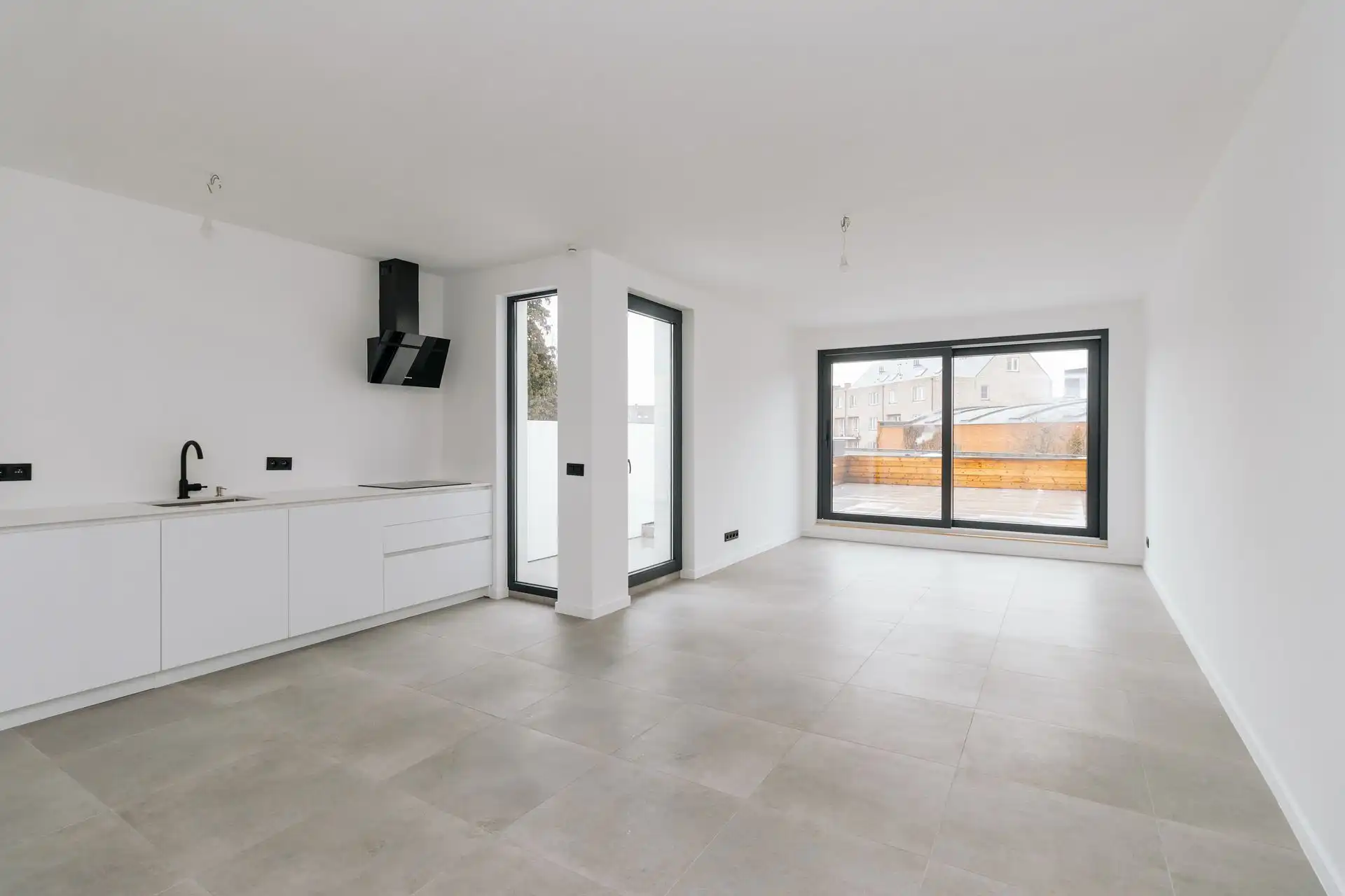 Gerenoveerde woning met magazijn foto 2