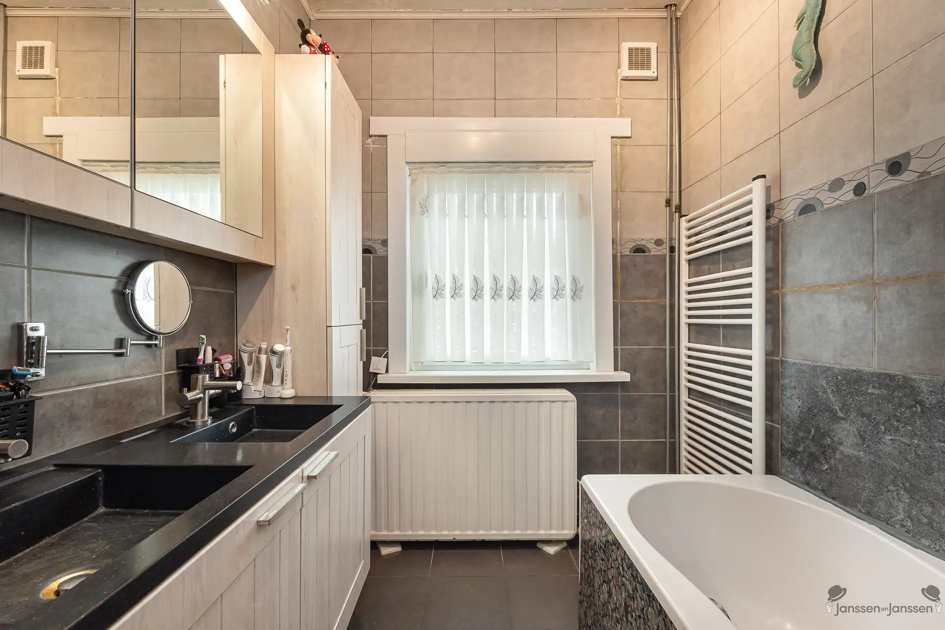 Woning met 3 (mog.4) slk, garage en ruime tuin in Brasschaat foto 9