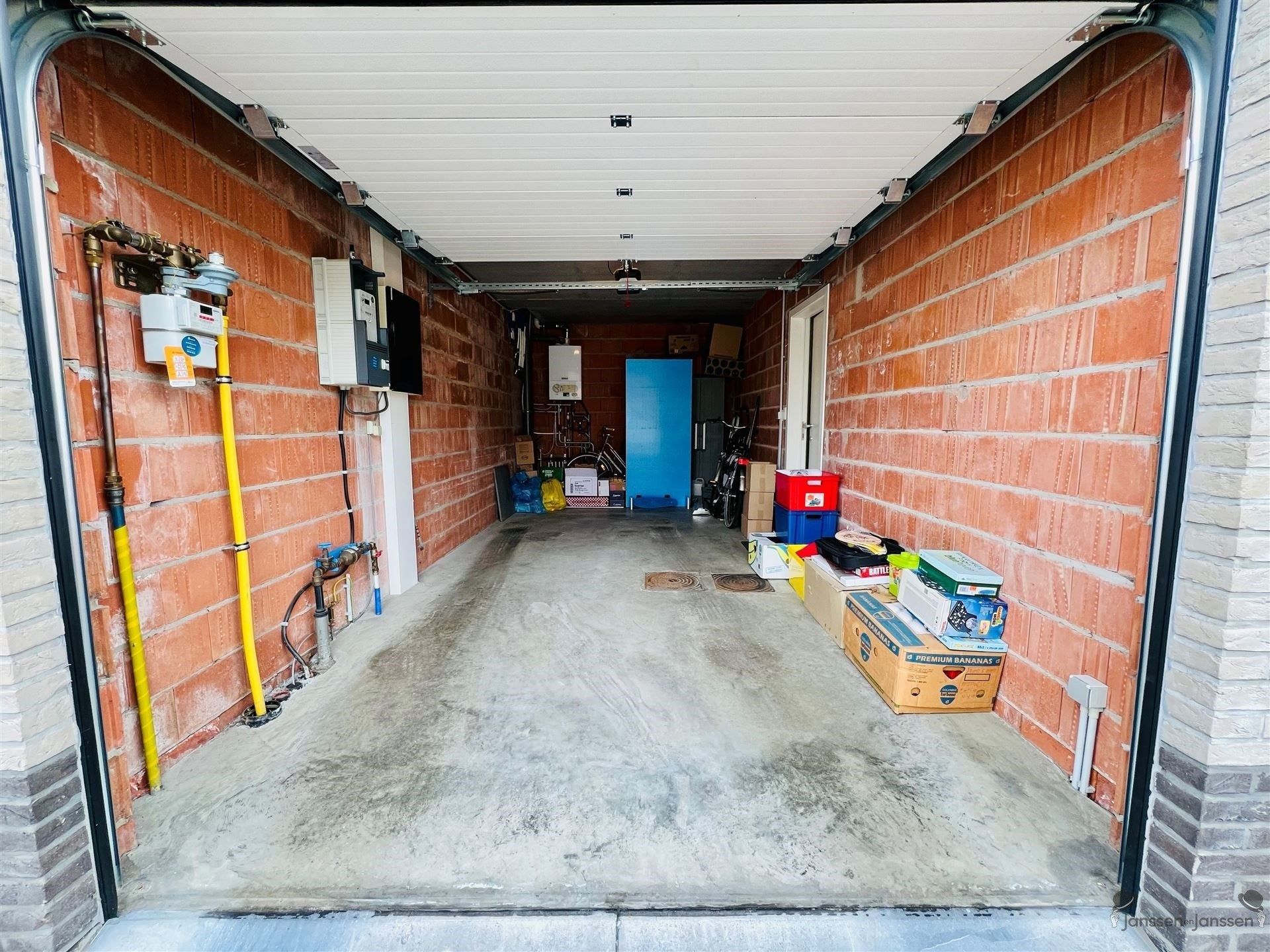 Gesloten bebouwing met inpandige garage en tuin foto 18