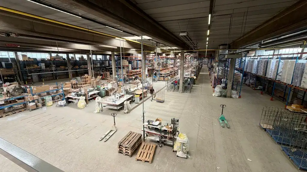 Magazijn met loskades en kantoren te huur vlakbij de haven van Antwerpen foto 12