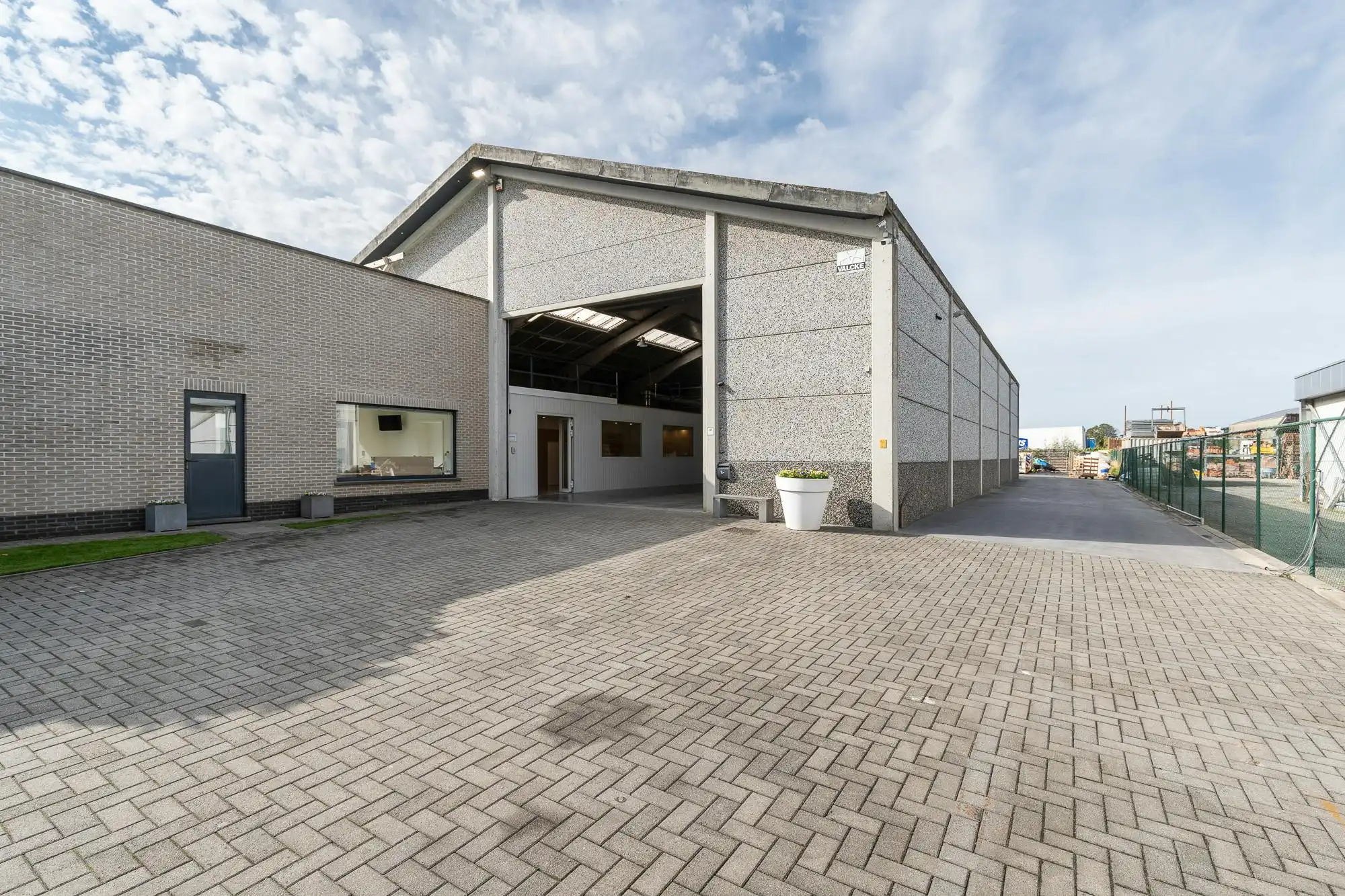 Luxe villa met exclusieve tuin en 600m2 magazijn in KMO-zone foto 3