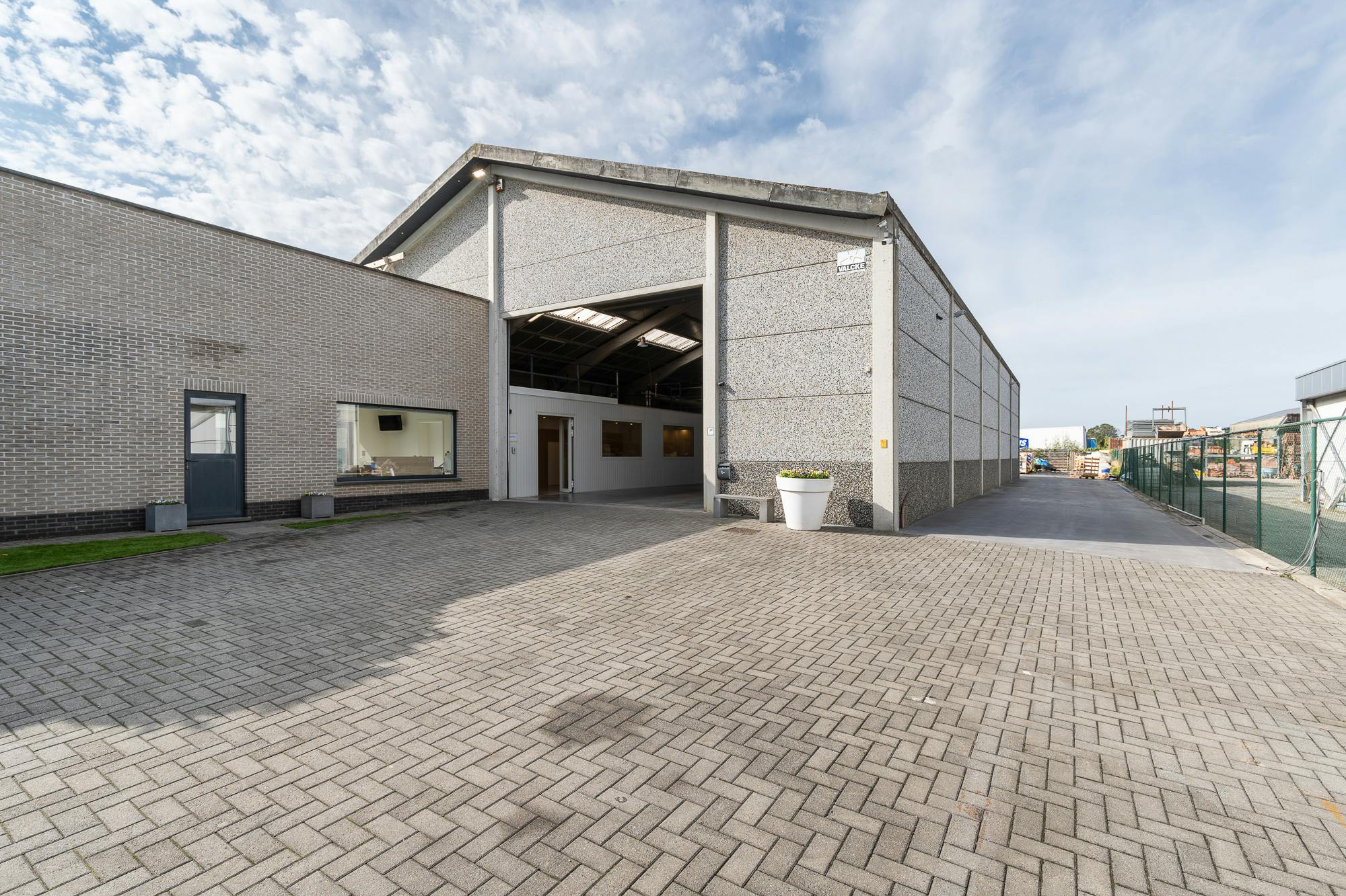 Luxe villa met exclusieve tuin en magazijn in KMO-zone foto 3