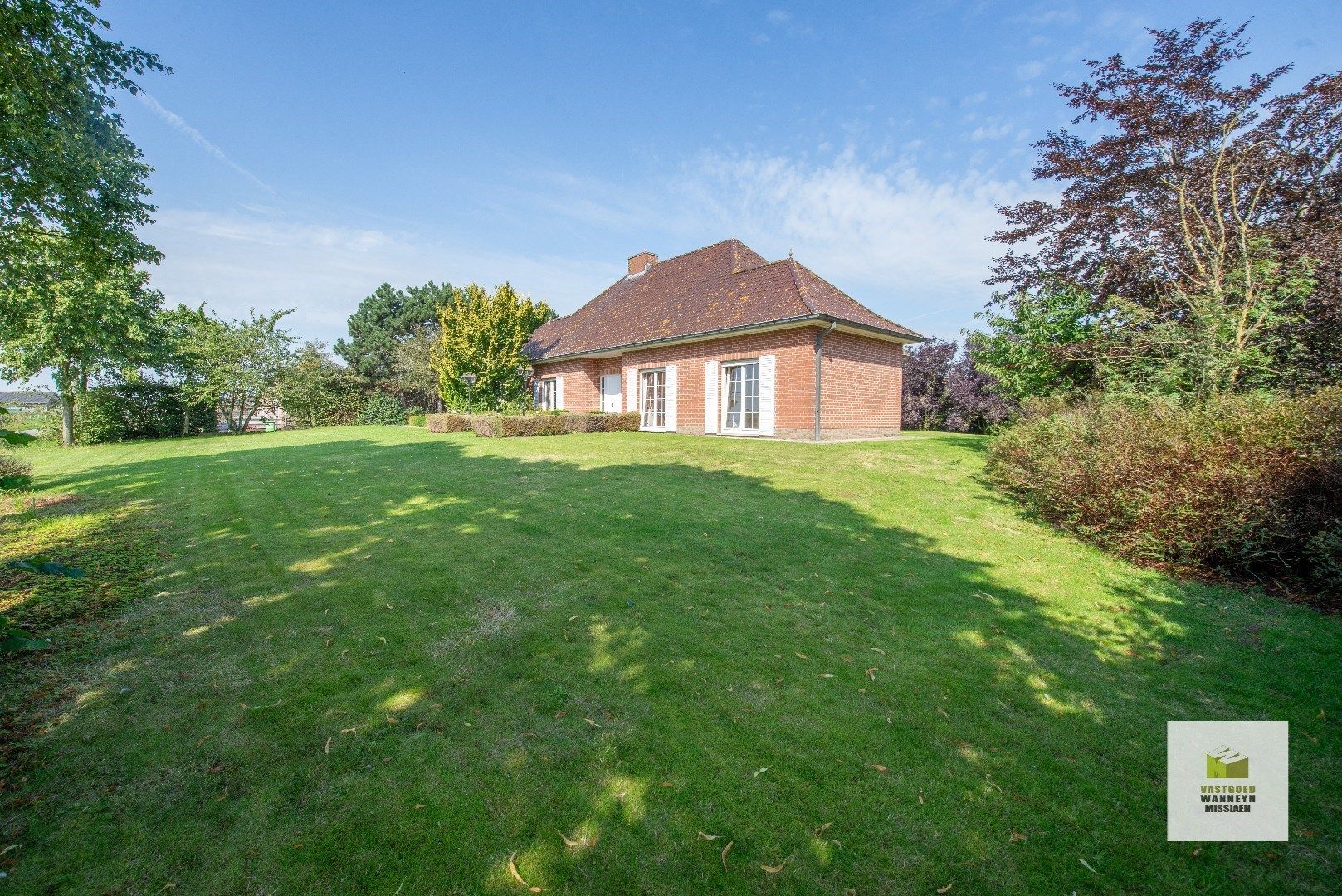 Villa met weide 3.500 m2 en akkerland van 1,4 Ha mét vergunning voor een nieuwe loods van 300 m2  foto 2