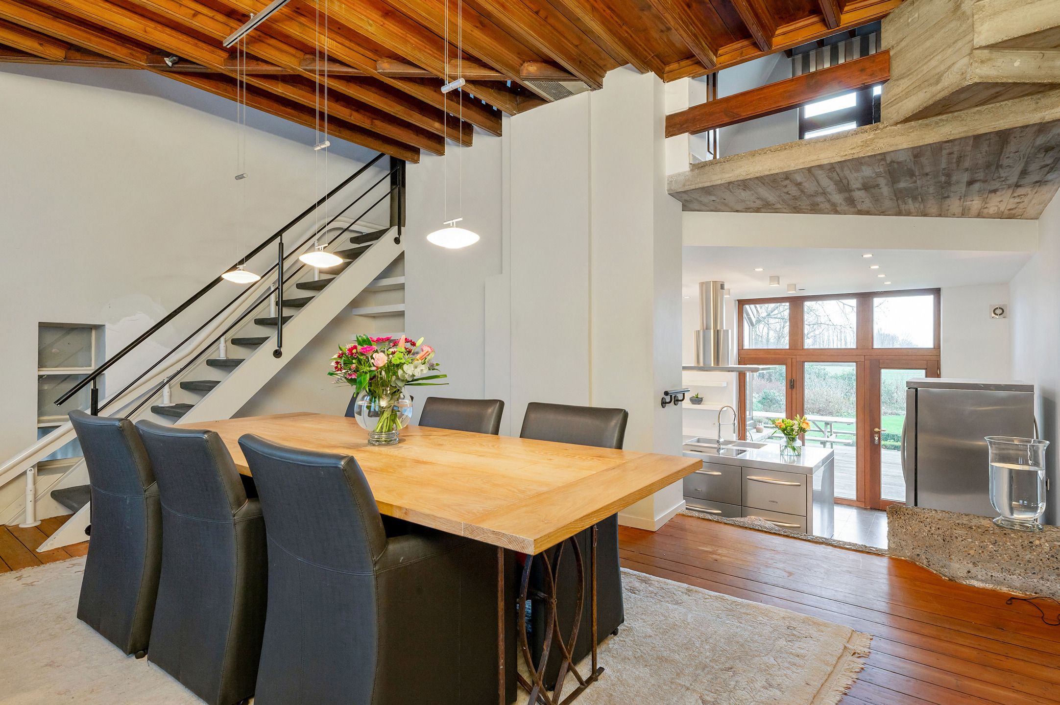 Karaktervolle hoeve met apart praktijkgedeelte, zwembad en prachtig uitzicht op weilanden op 2.642 m². foto 9