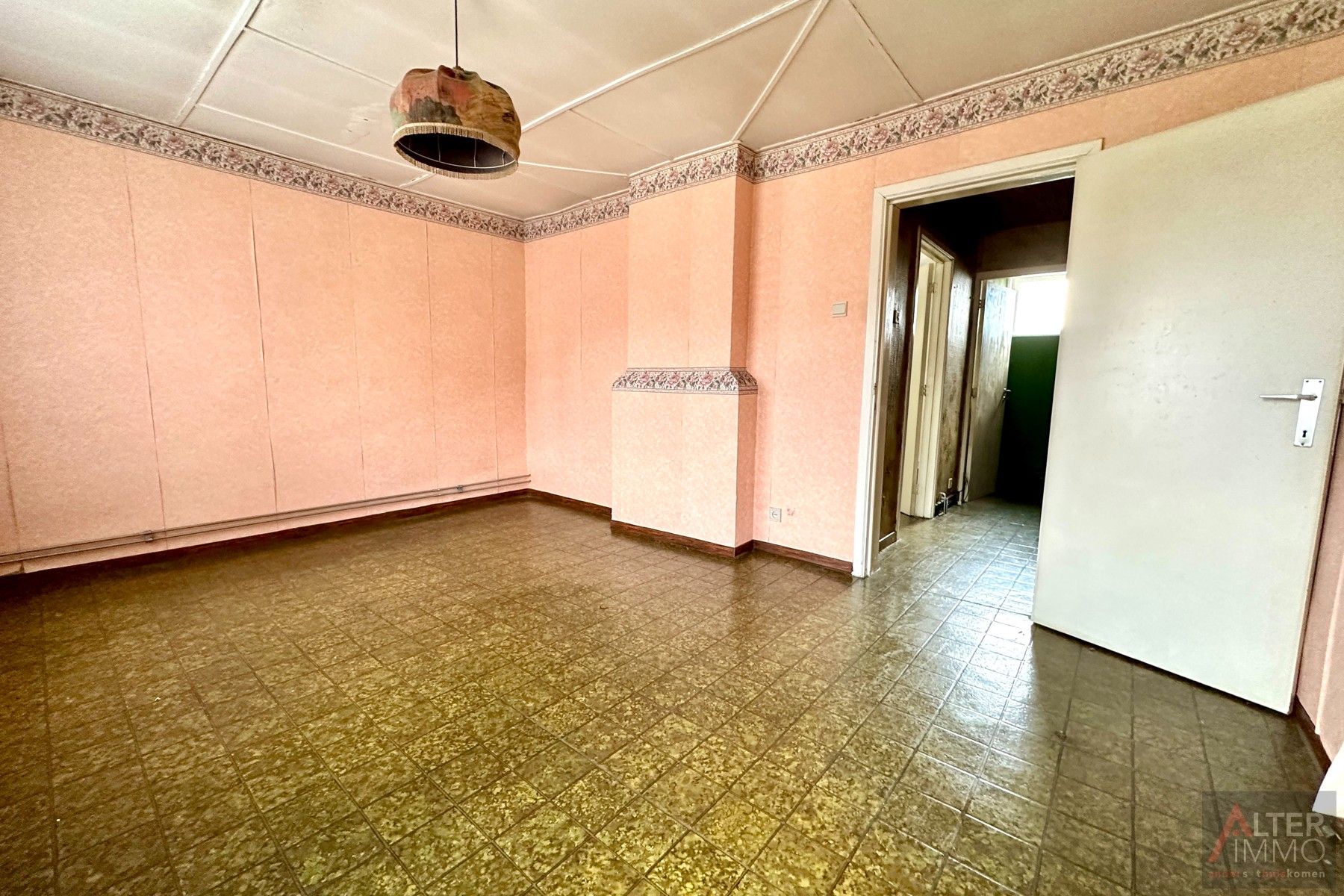 Te renoveren woning uit 1949 met achterbouw en garage op een hoekperceel van 5a 24ca. Deze open bebouwing ligt in een residentiële buurt. foto 15