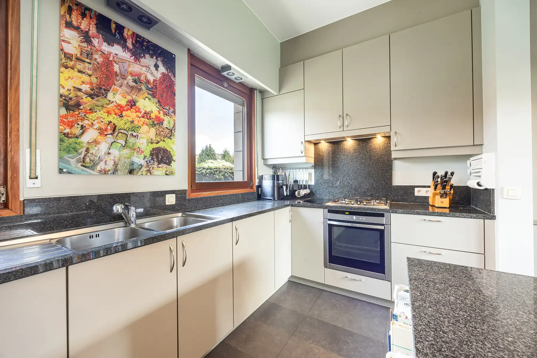 Landhuis met 4 slaapkamers, dubbele oprit en zonnige tuin! foto 8