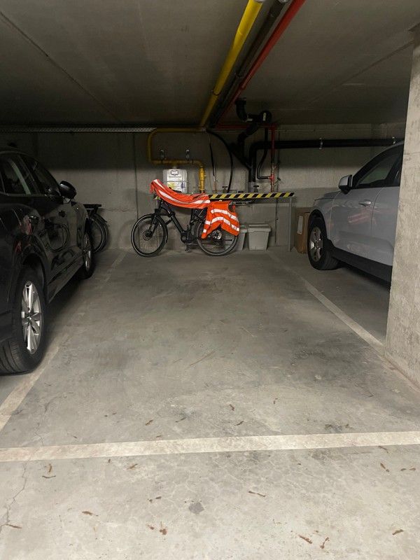 Ondergrondse parkeerplaats foto {{pictureIndex}}