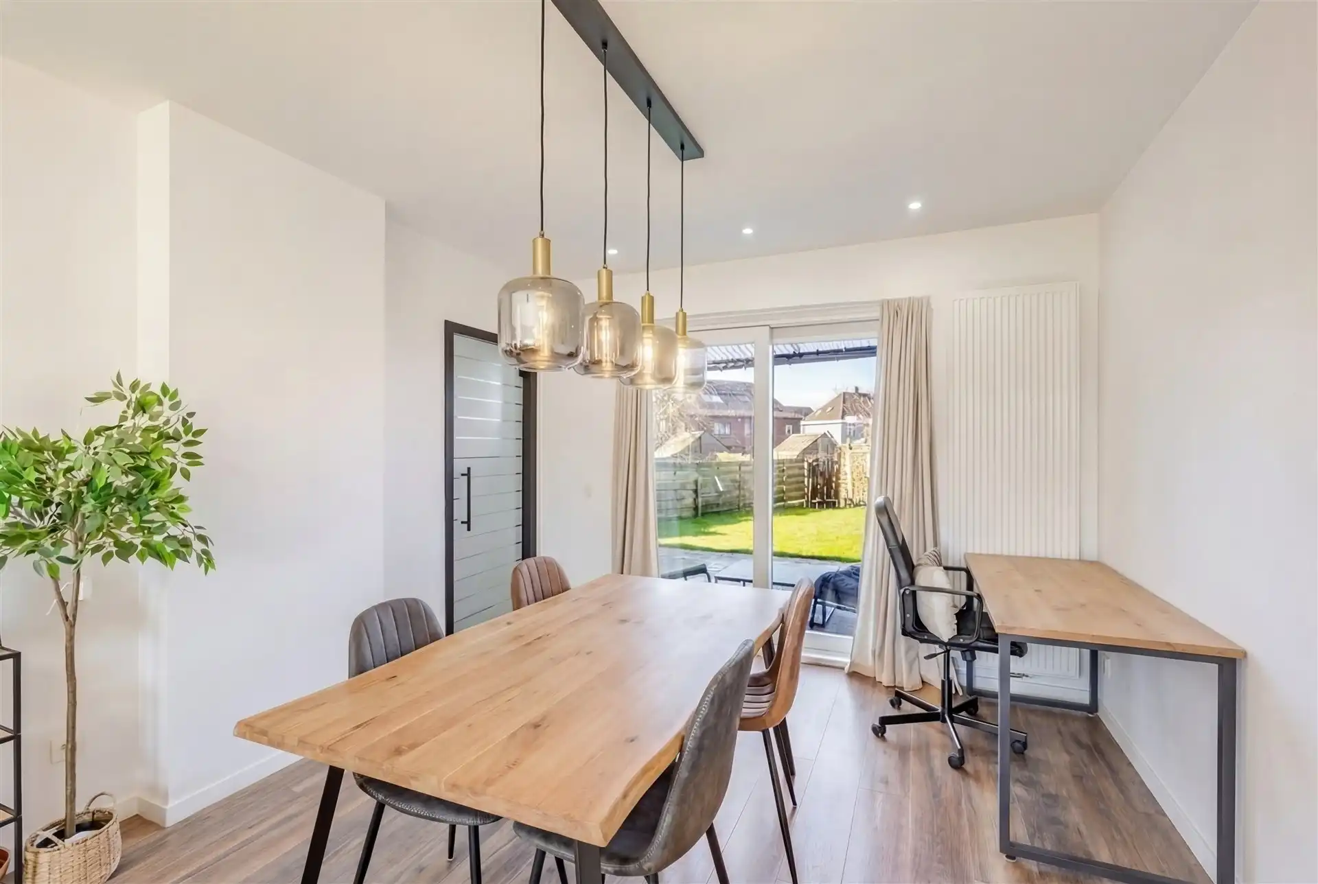 Instapklare woning met 2 slks, garage en tuin foto 4