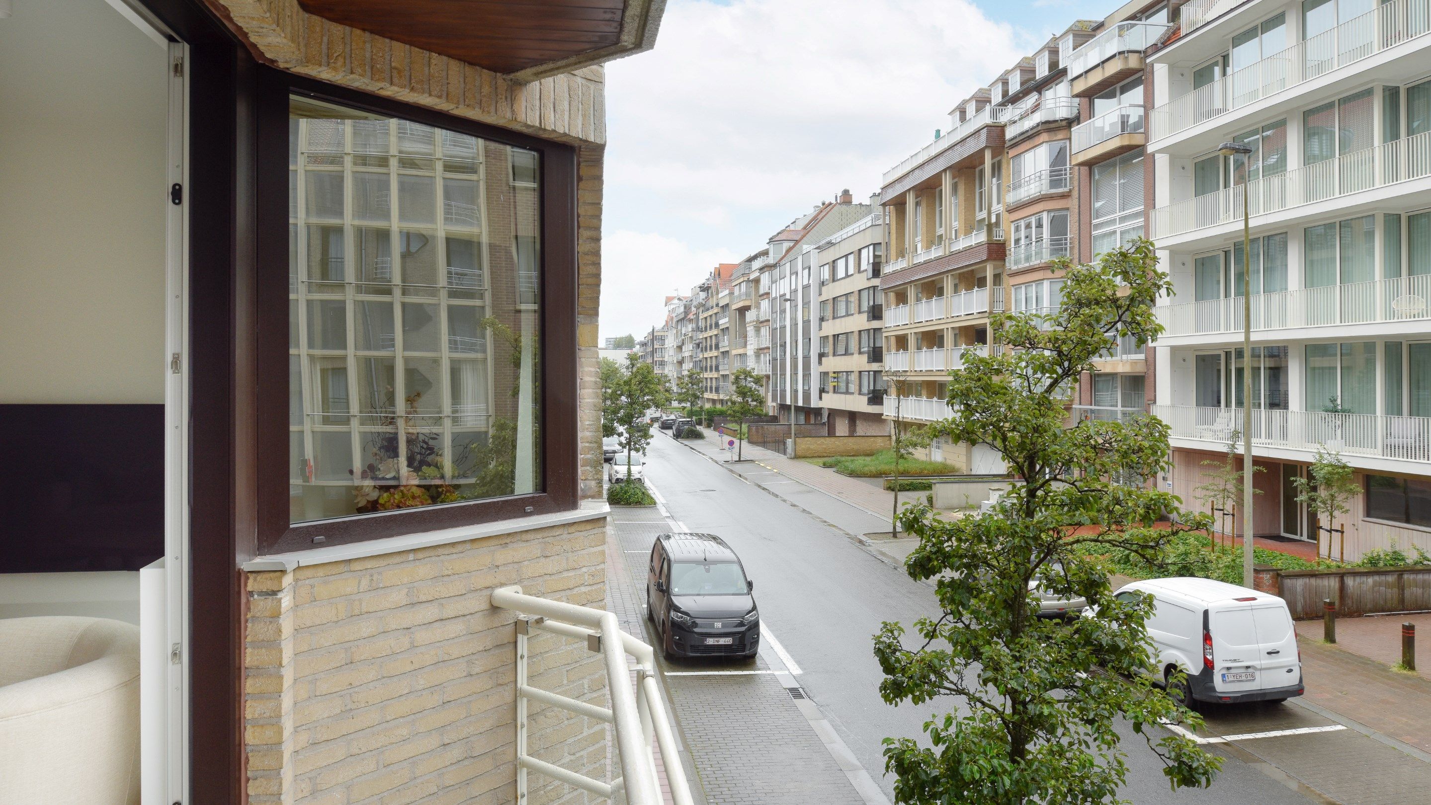 Tot in de puntjes afgewerkt en gemeubeld appartement met 3 volwaardige slaapkamers centraal gelegen op de Leopoldlaan te Knokke. foto 5