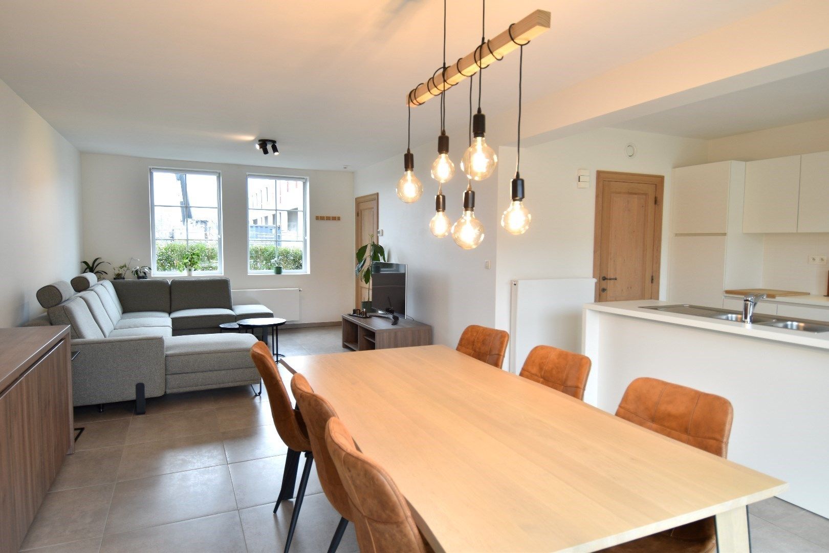 Instapklare gezinswoning met 3 slaapkamers (meer mogelijk!), zonnige tuin én garage te Heule foto {{pictureIndex}}