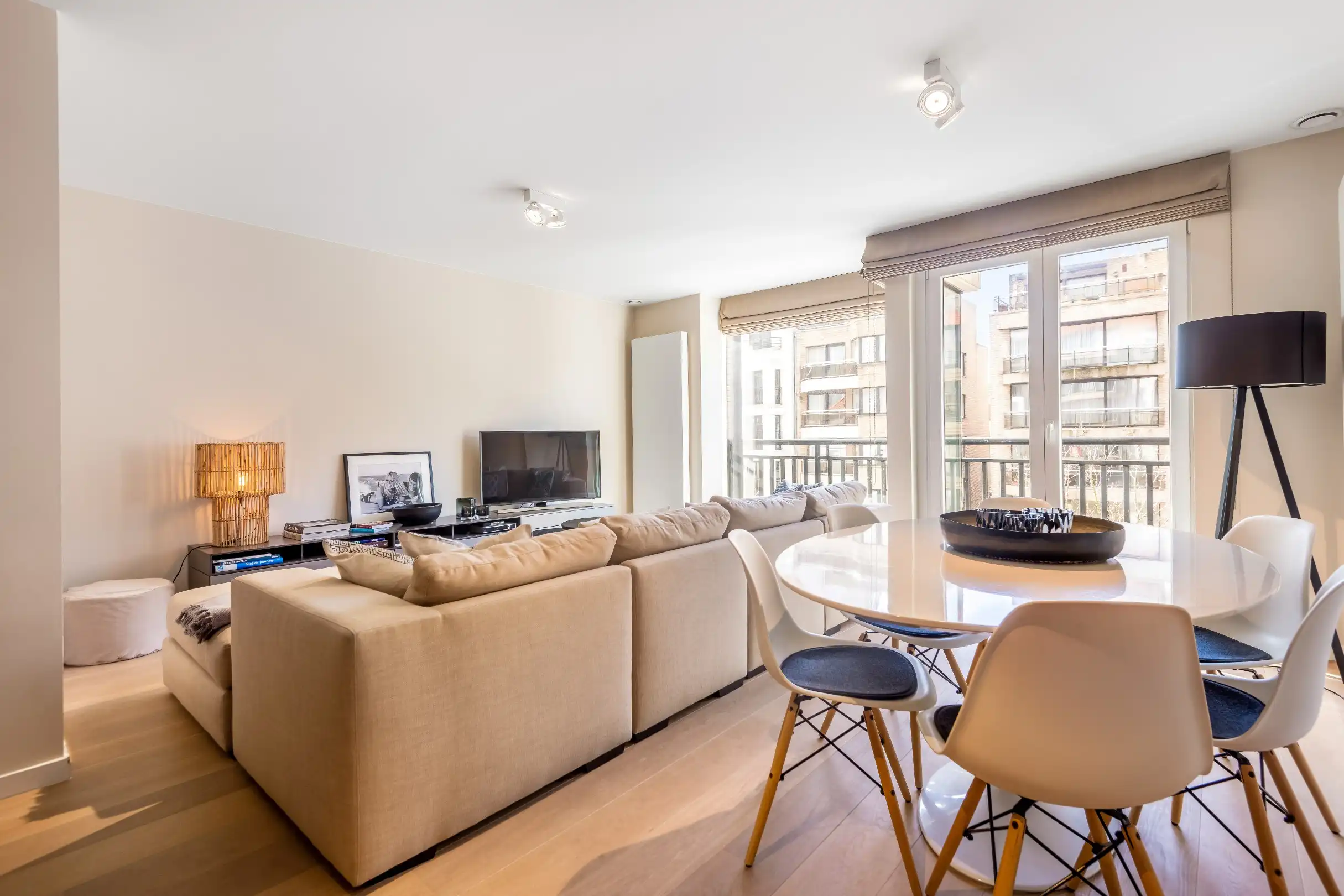 Recent zonnig appartement  met 2 slaapkamers gelegen in het centrum van Knokke.  foto {{pictureIndex}}