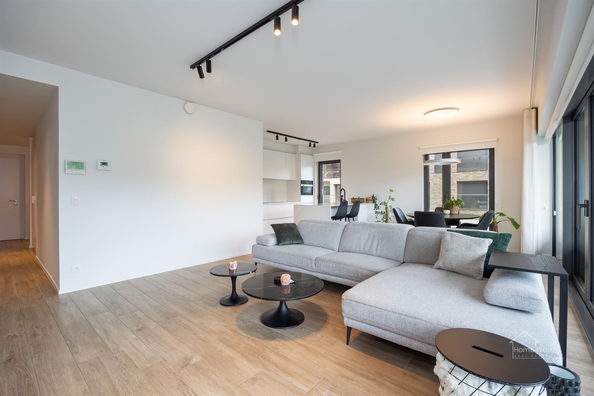 Hoogwaardig kwalitatief afgewerkt appartement met ruim terras en auto staanplaats foto 2