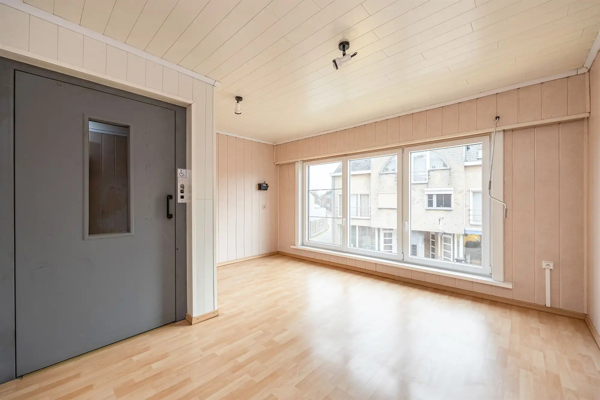 Gezinswoning met drie slaapkamers, garage en tuin foto 12