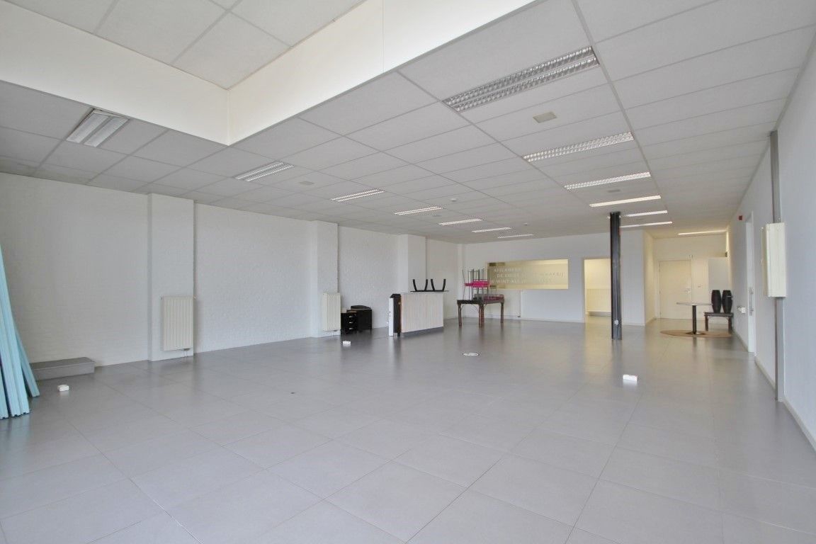 Ruim handelspand/bureelruimte op toplocatie in Sint-Truiden foto 2
