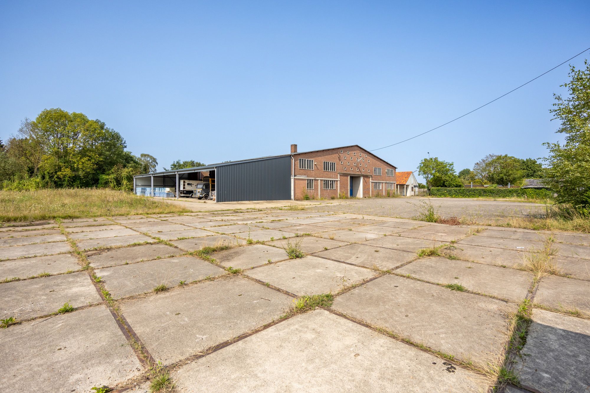 IDEALIS VASTGOED – Uiterst ruim perceel van maar liefst 89a 25ca met loods (+-700m²) met eindeloos veel mogelijkheden.  foto 4