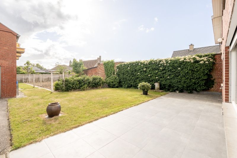 Ruime halfopen bebouwing met twee garages en zonnige tuin in rustige omgeving! foto 21